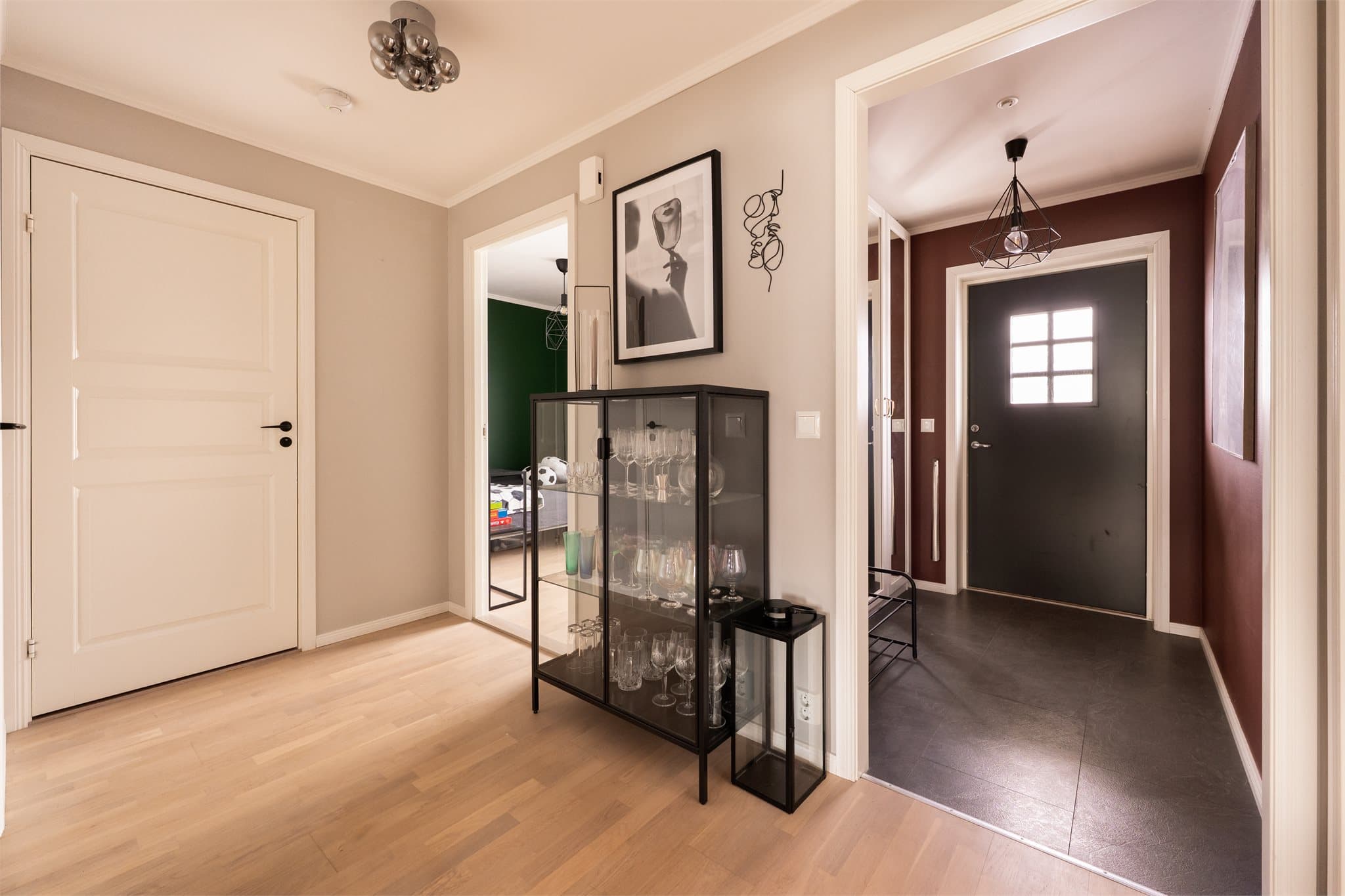 Videre har man en romslig gang. Med adkomst fra gang har man en innvendig bod.