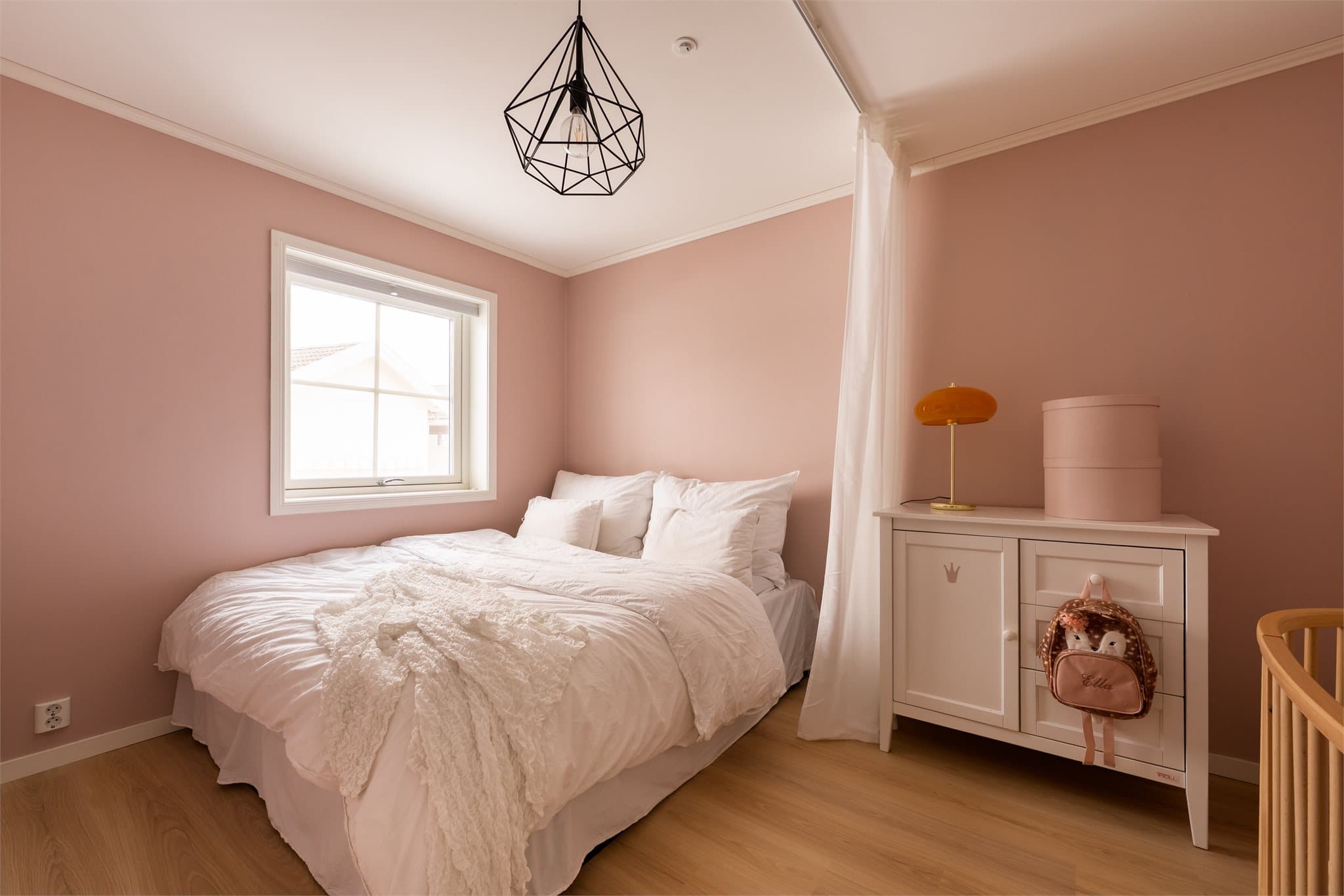 Hovedsoverommet har plass til dobbeltseng med tilhørende møblement.