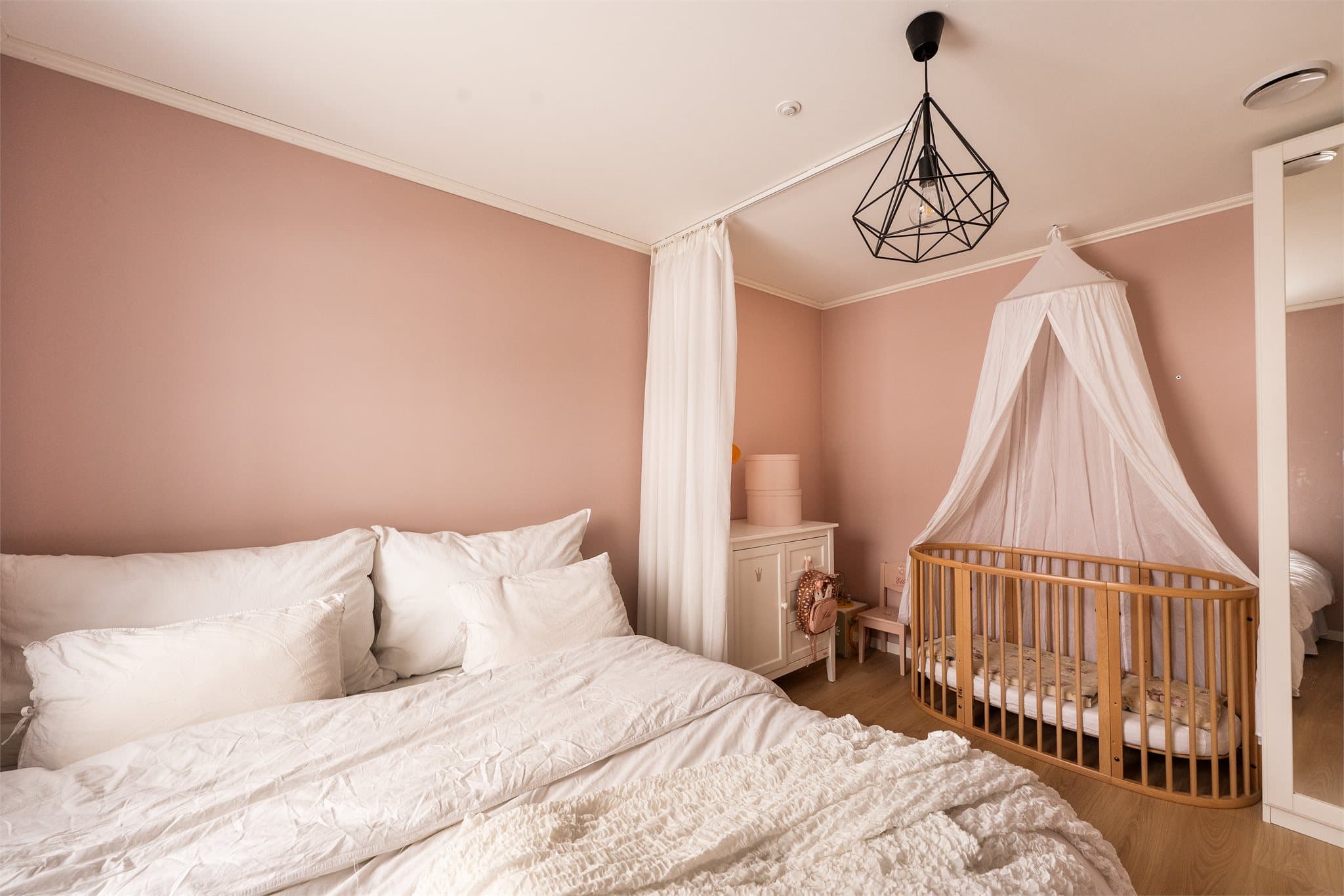 Hovedsoverommet har garderobeskap.