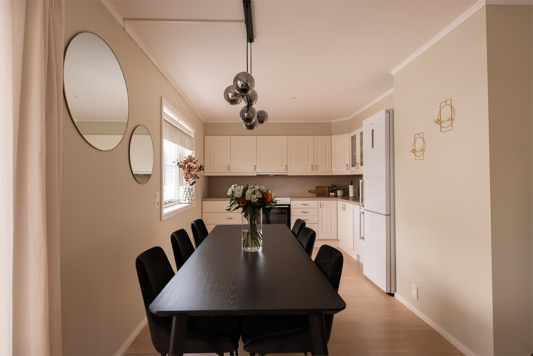 Ved kjøkkenet har man god plass til å samle venner og familie til hyggelige sammenkomster.