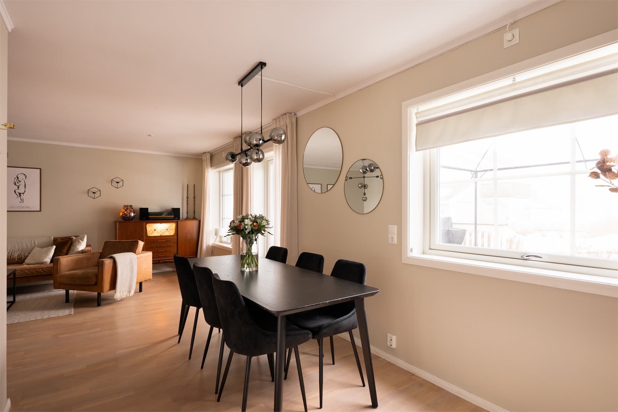 Leiligheten har gulvvarme og det er uttak for sentralstøvsuger.