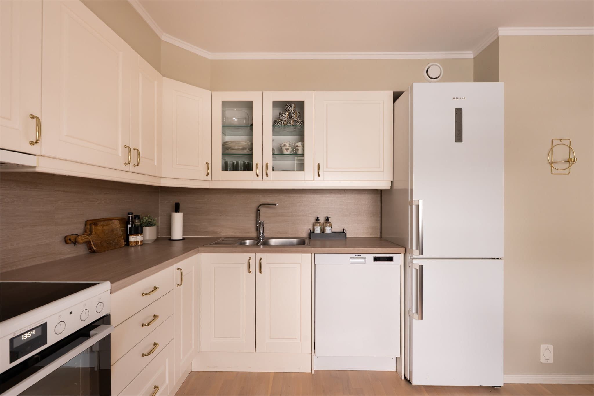 Det er avsatt plass til frittstående hvitevarer. Hvitevarene på kjøkkenet medfølger handelen.