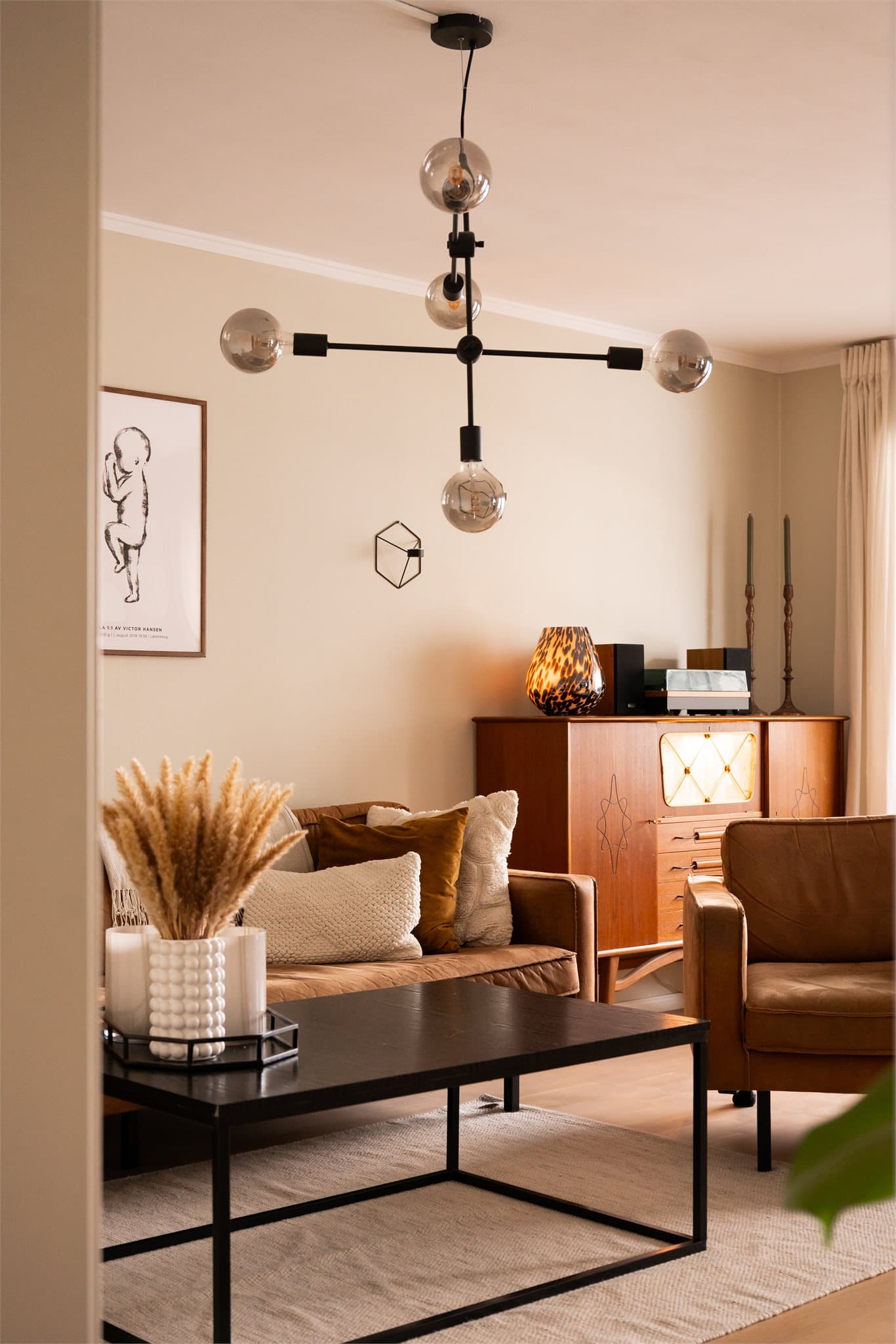 Lun og innbydende stue.