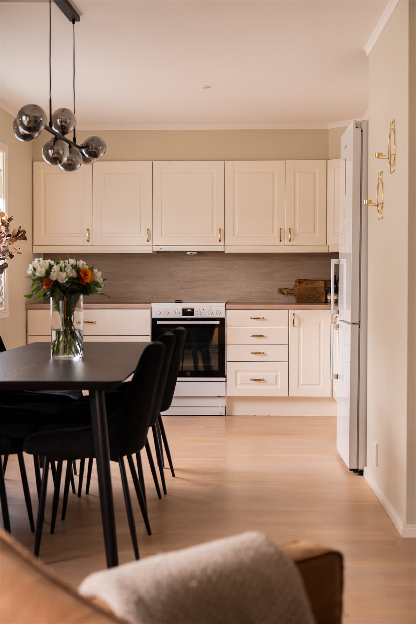 På gulvet er det lagt parkett og det har blitt slipt i senere år.