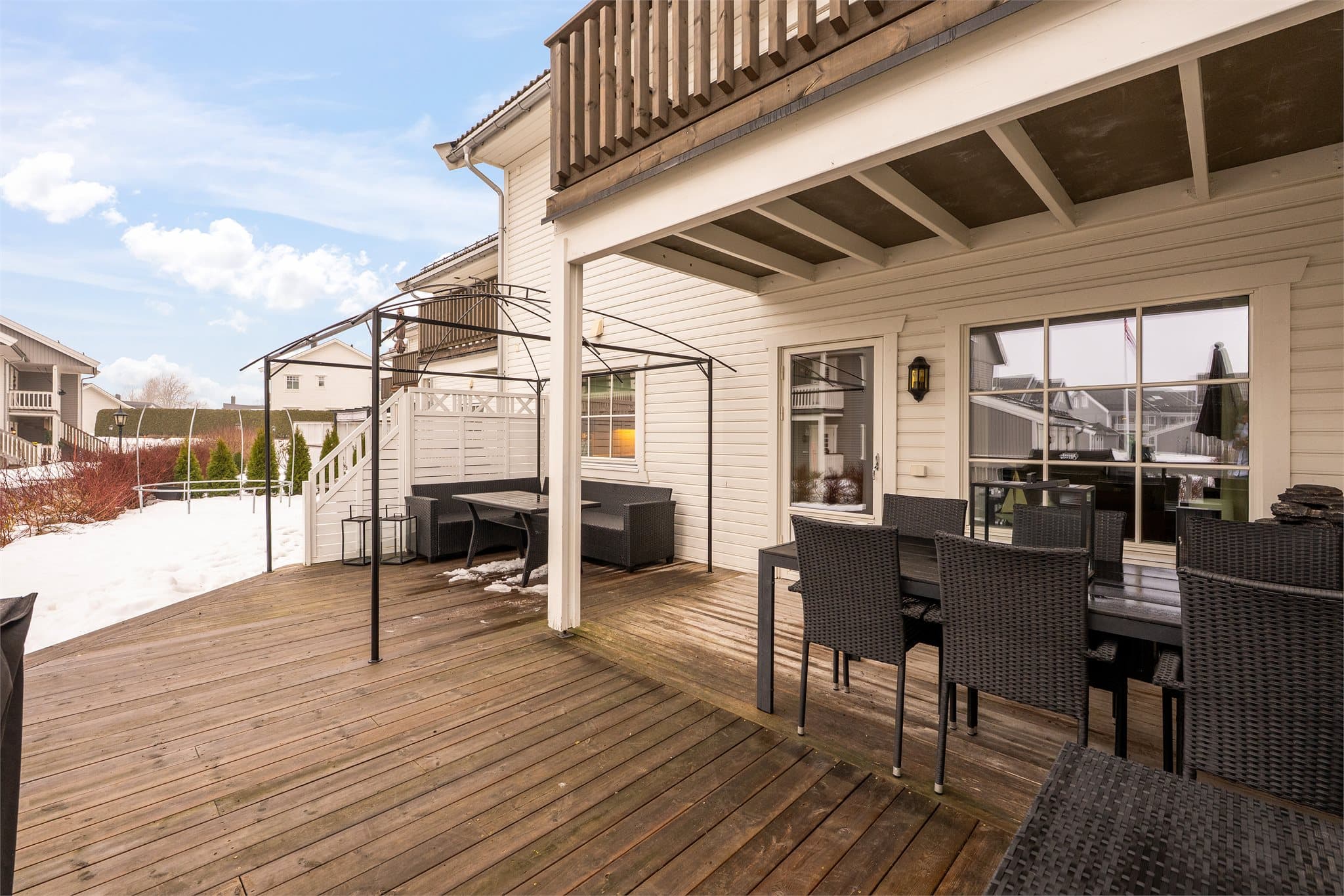 Fra stuen er det utgang til terrasse på ca. 30 kvm.