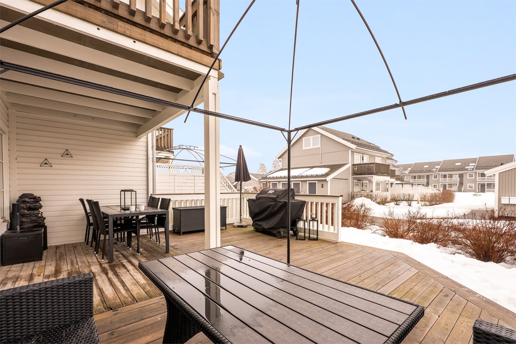 Deler av terrassen har overbygg.