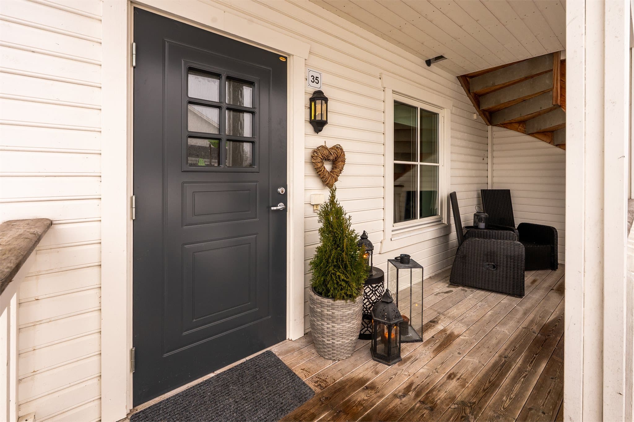 Det er et hyggelig og overbygd inngangsparti med plass til sittegruppe.