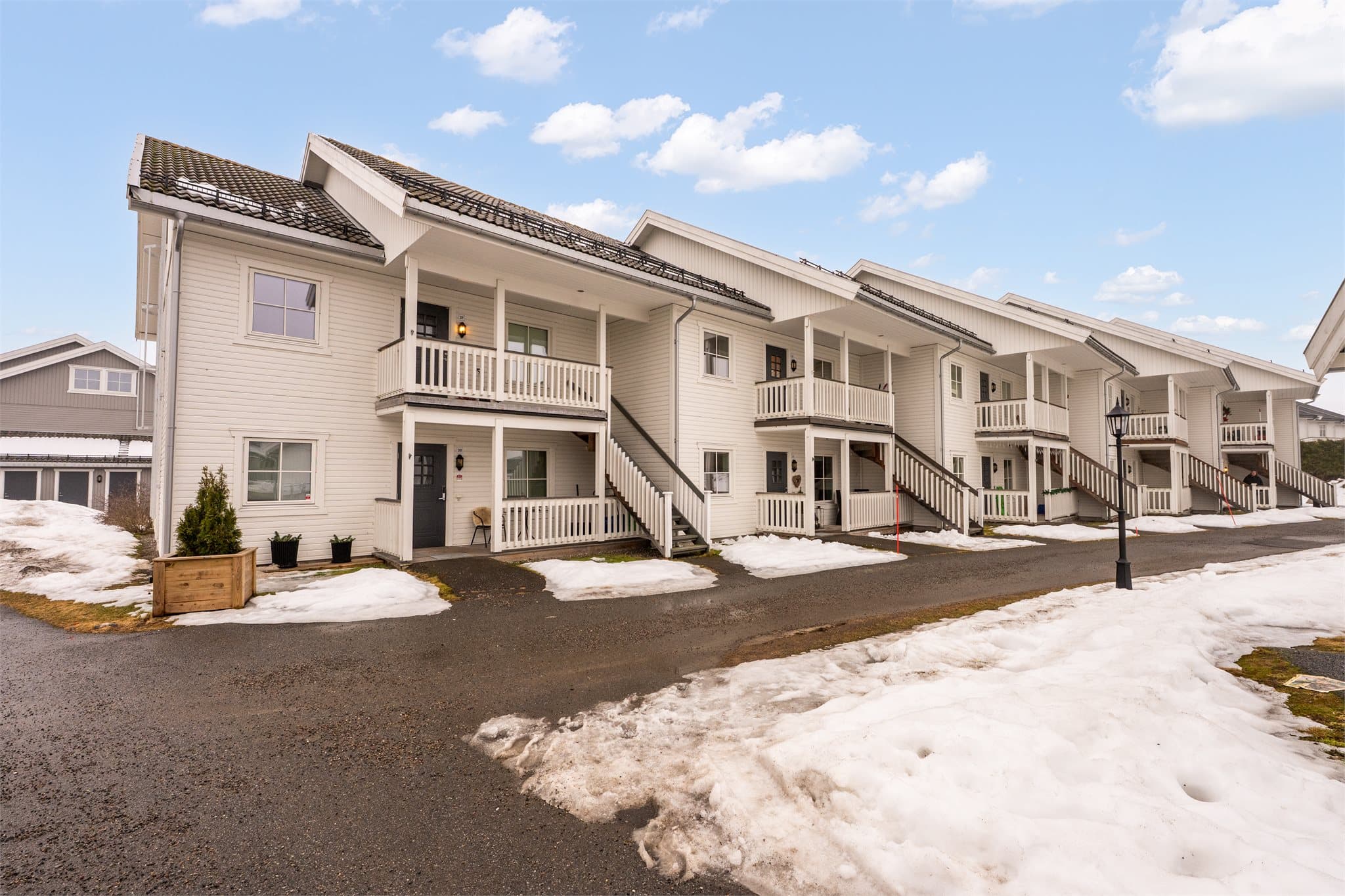 Leiligheten ligger i byggets 1.etasje.