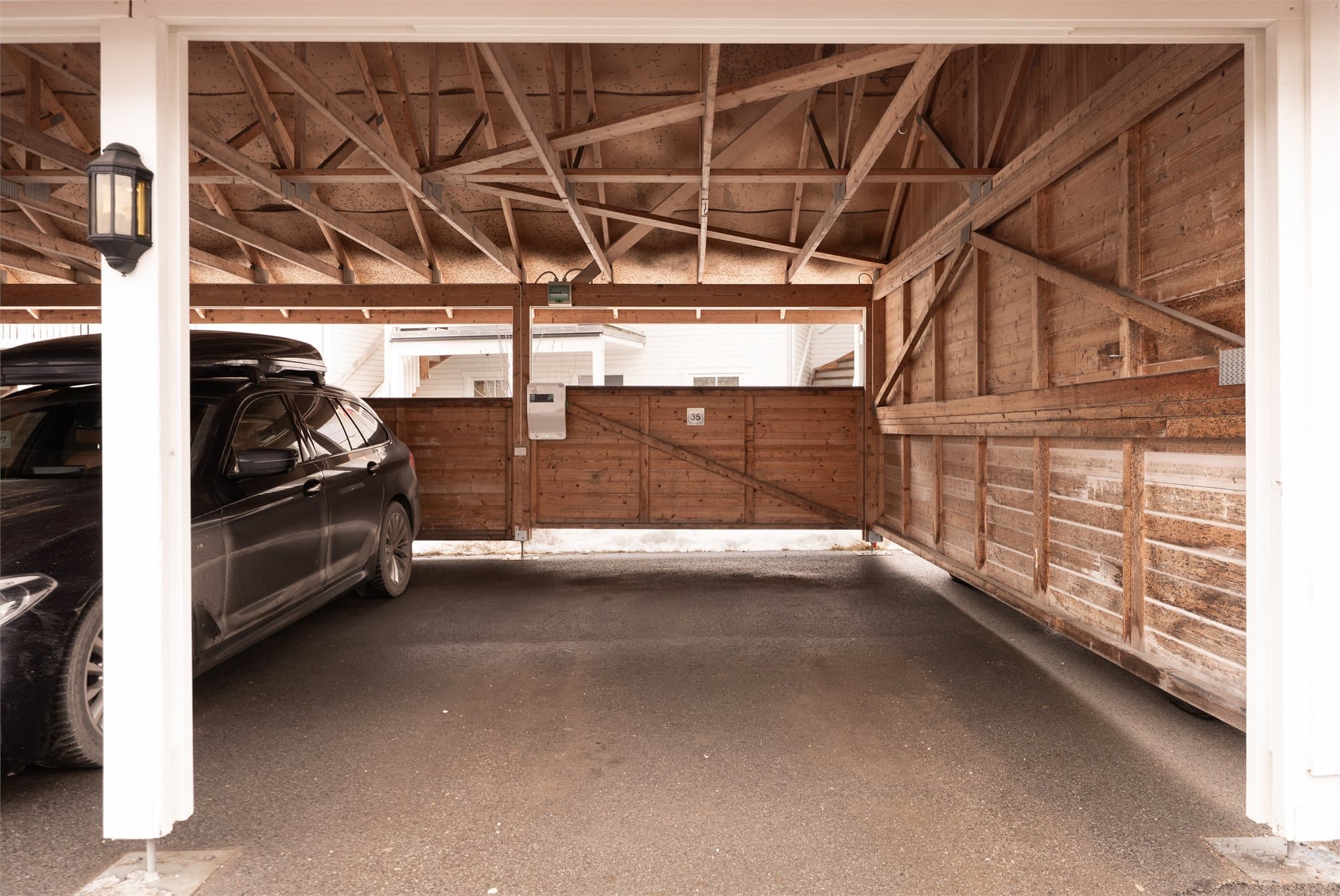 Biloppstillingsplass i carport.