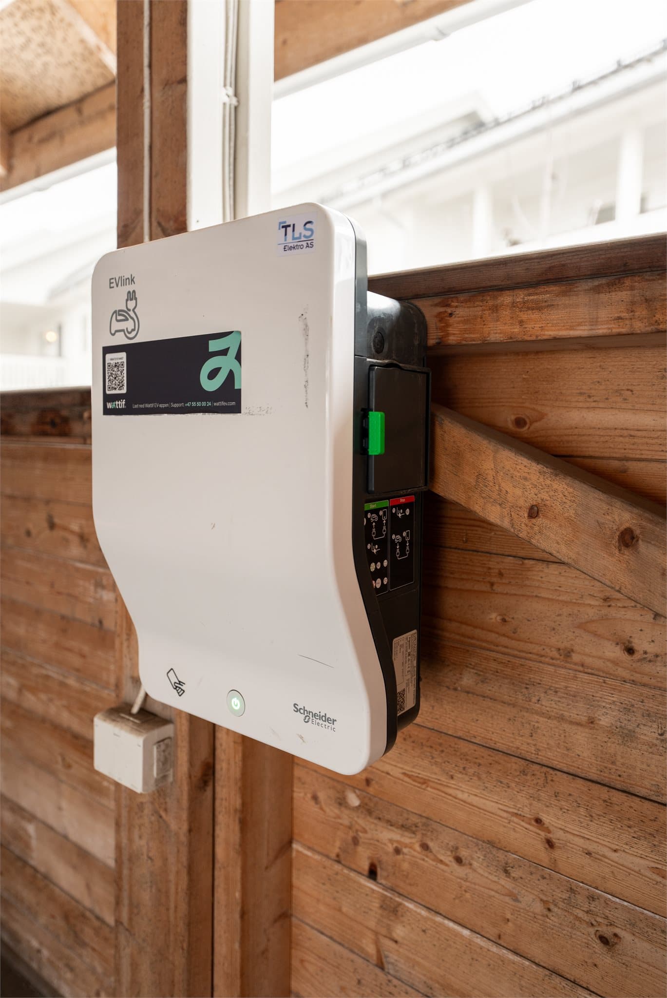 Det er montert elbil-lader som medfølger. Eier knytter eget abonnement med sameiets leverandør; Wattif.