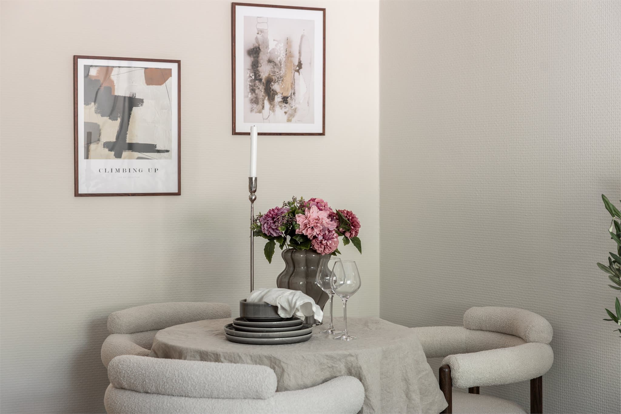 Taket i stuen ble sparklet og malt i 2025 av faglært.