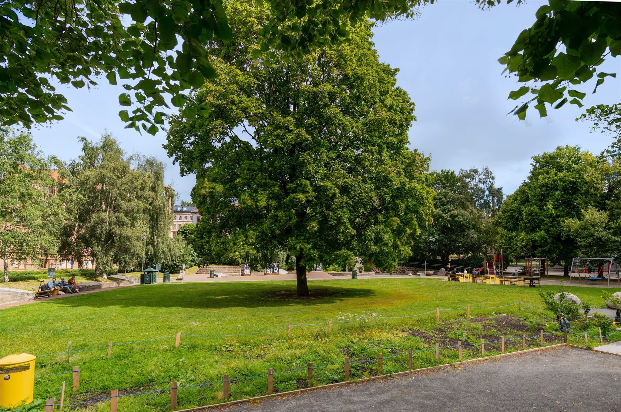 Det er flere parker i område rundt leiligheten.