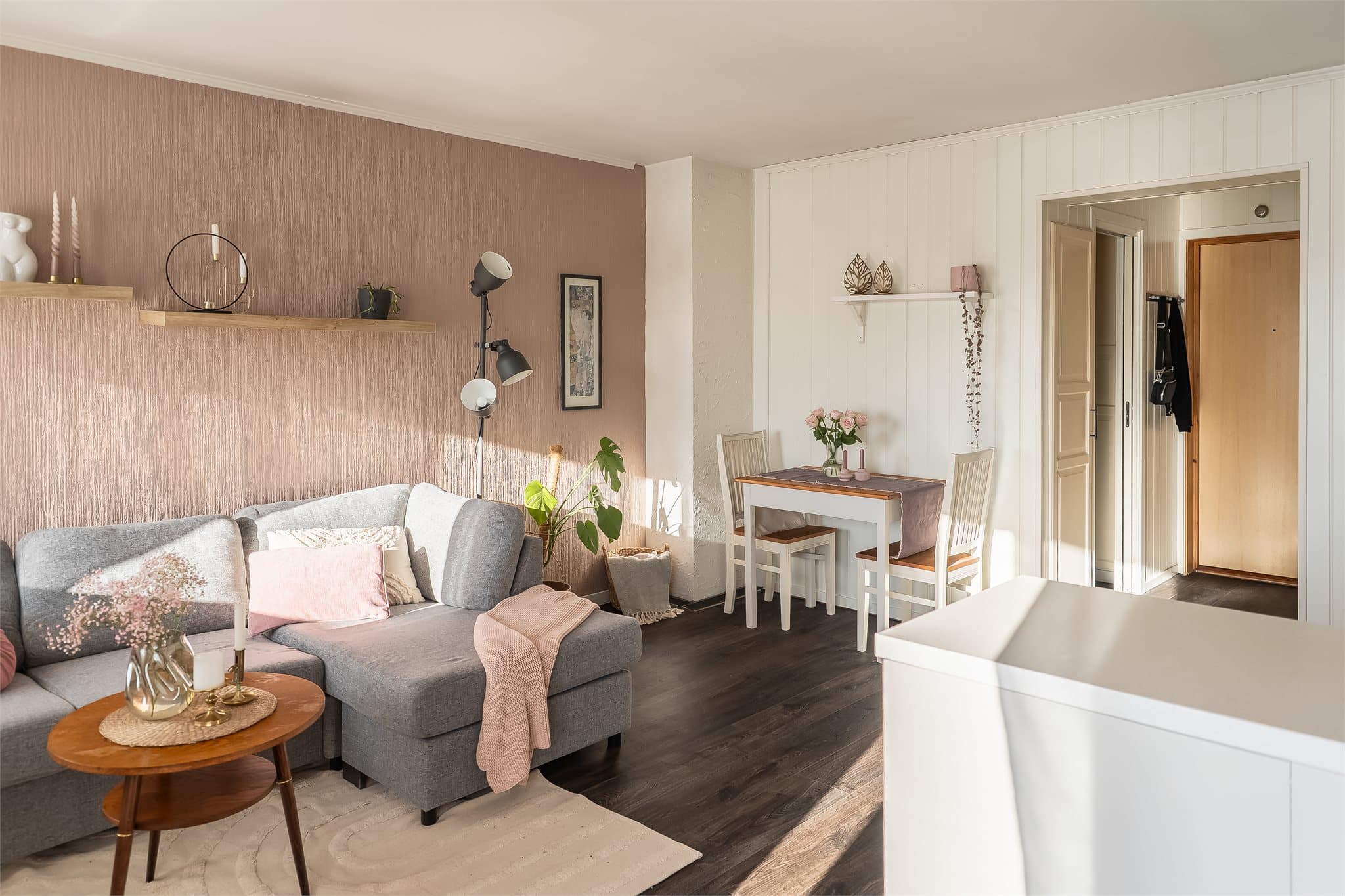 Leiligheten har en åpen stue- og kjøkkenløsning med plass til ulike sosiale soner.