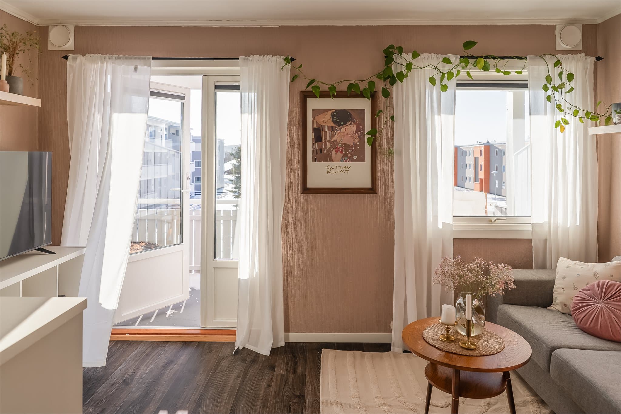 Fra stuen er det utgang til en sørvendt og romslig balkong med sol fra morgen til kveld.