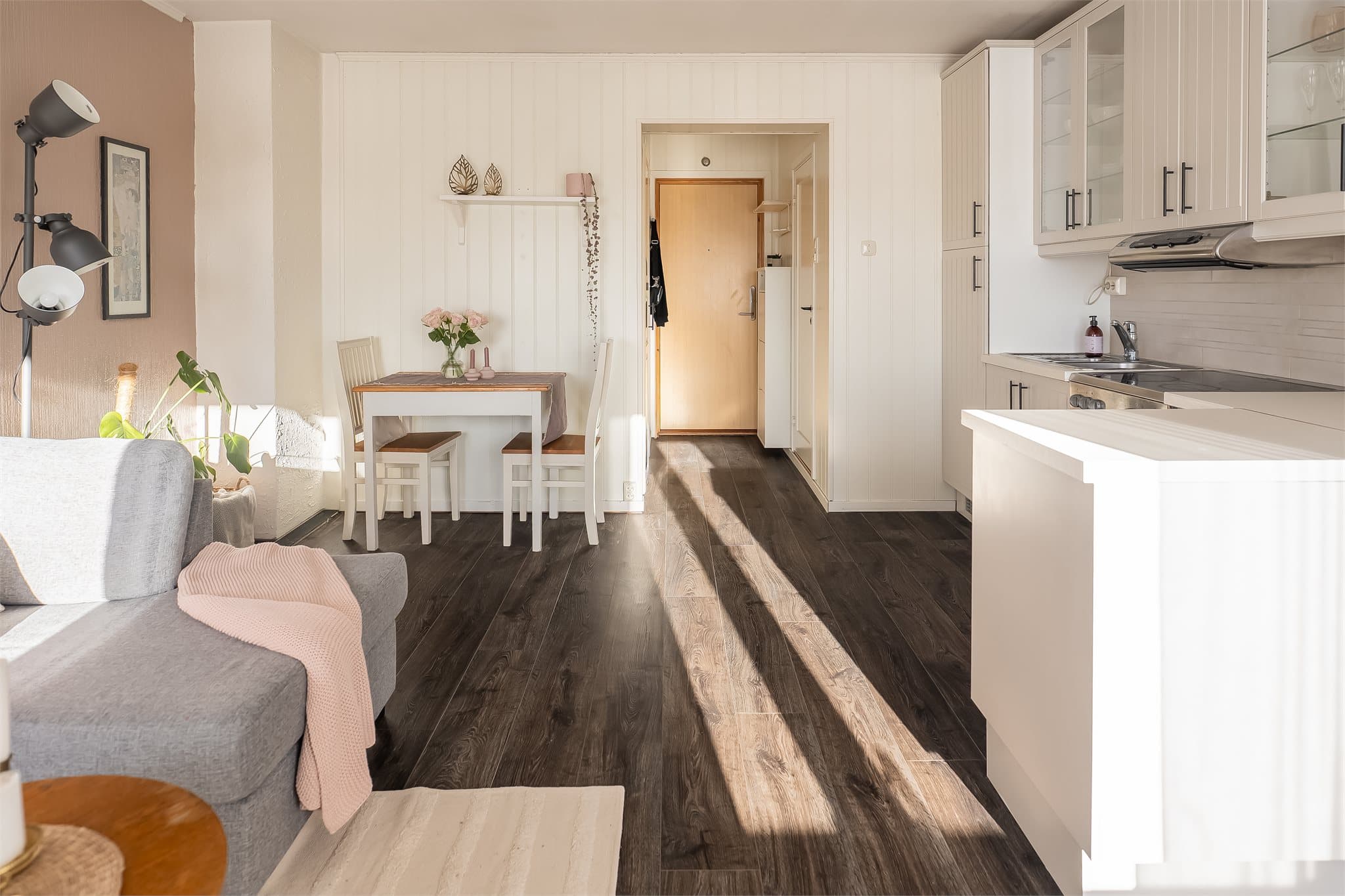 Harmonisk og trivelig oppholdsrom som inviterer til både avslapning og sosiale stunder.