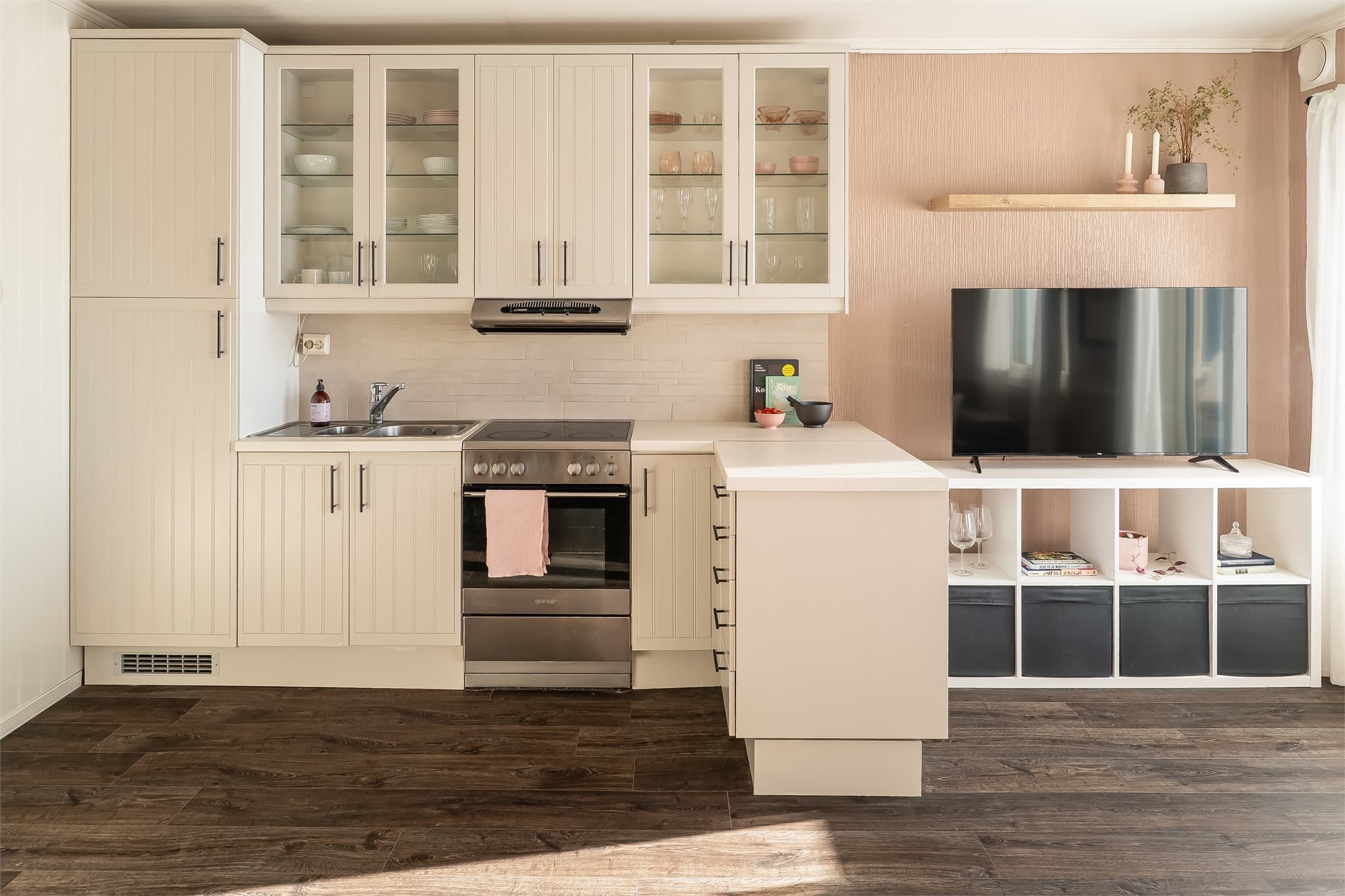 Den praktiske L-formen skaper et naturlig skille mellom stue og kjøkken.