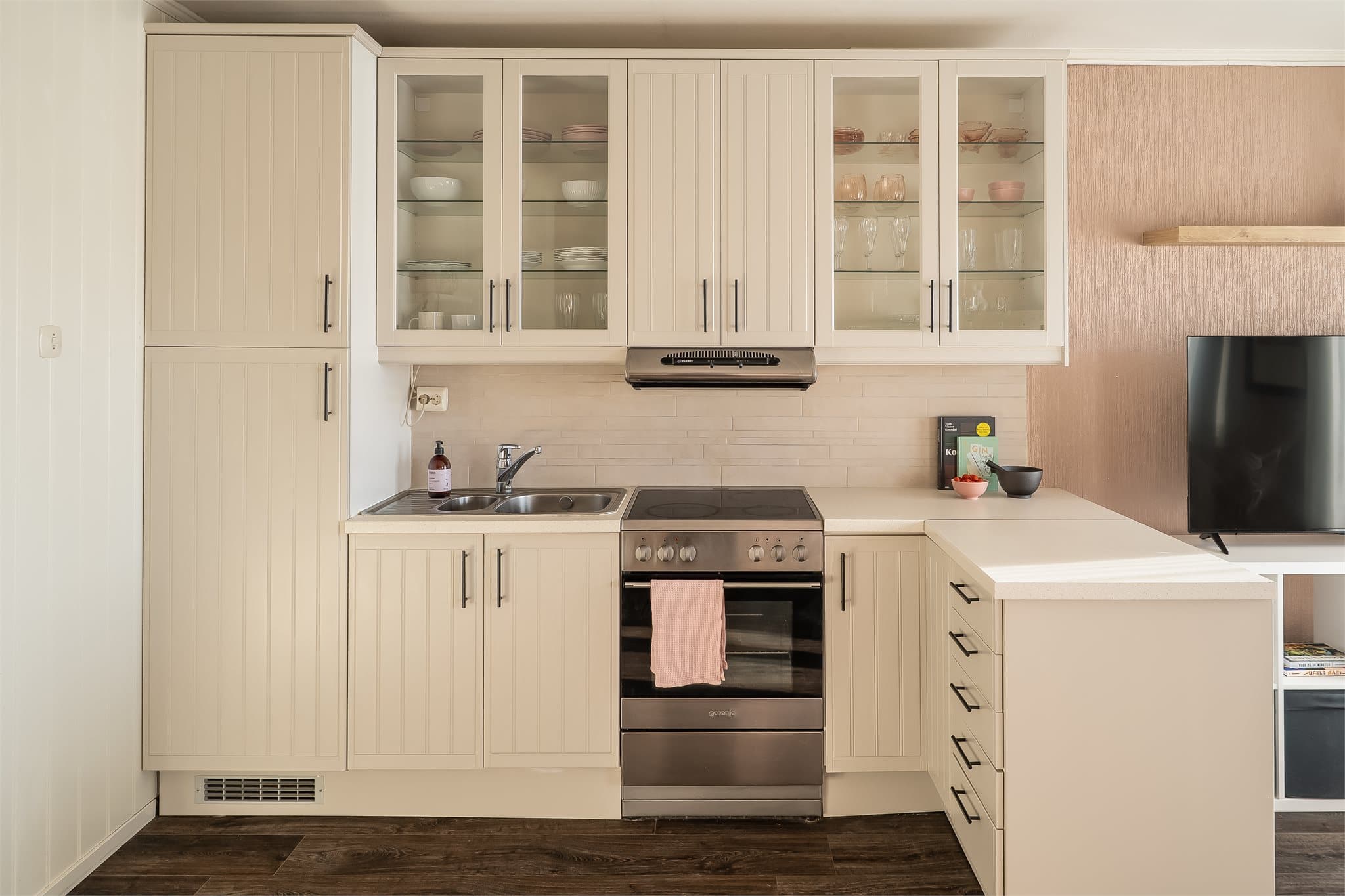 Lyst og tidløst kjøkken med god skap- og benkeplass.