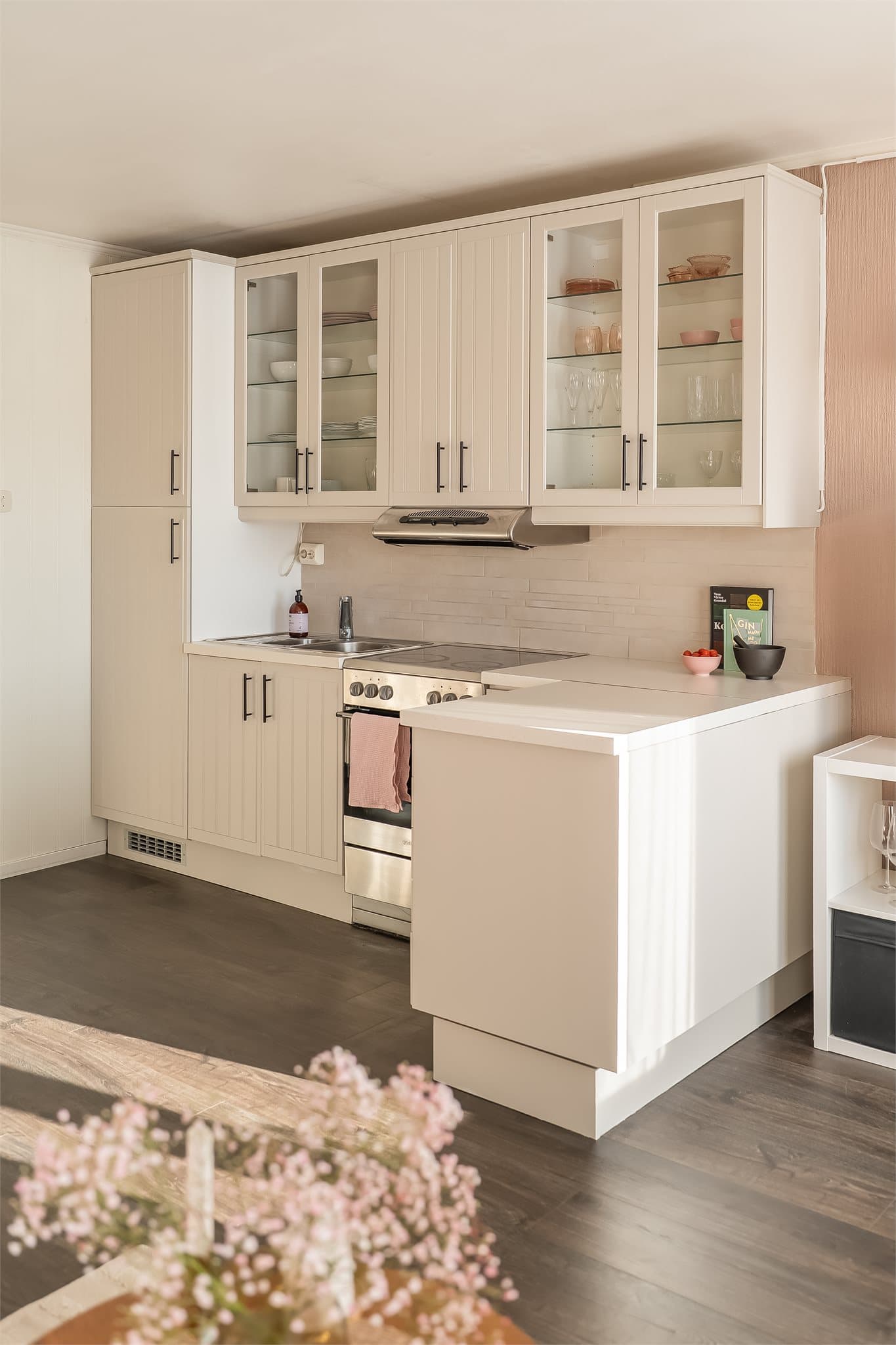 Kjøkken med halvøy som gir en romslig arbeidsflate og effektiv planløsning.