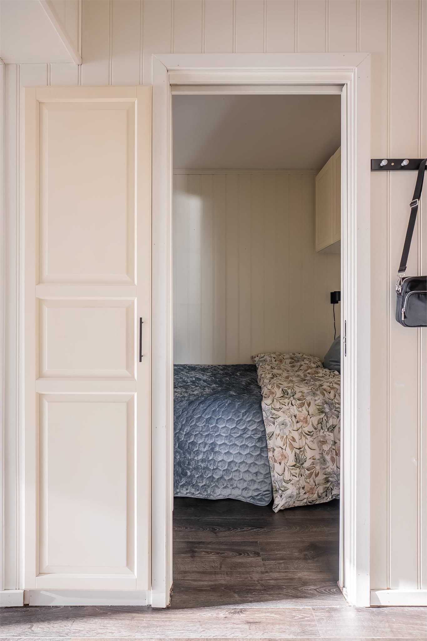 Skjermet sovealkove med integrerte skap.