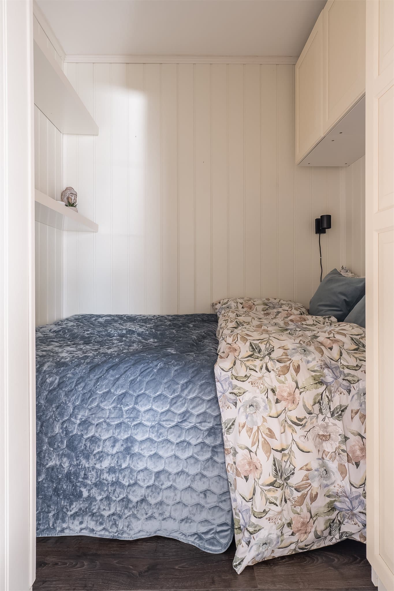 Smart oppbevaringsløsning med skap rundt sengen.