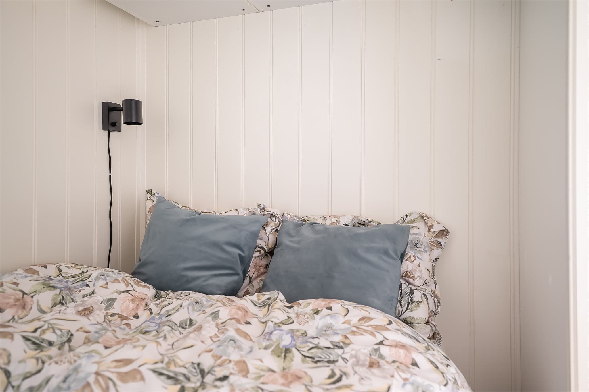 Godt tilrettelagt soveområde med mulighet for veggmontert belysning.