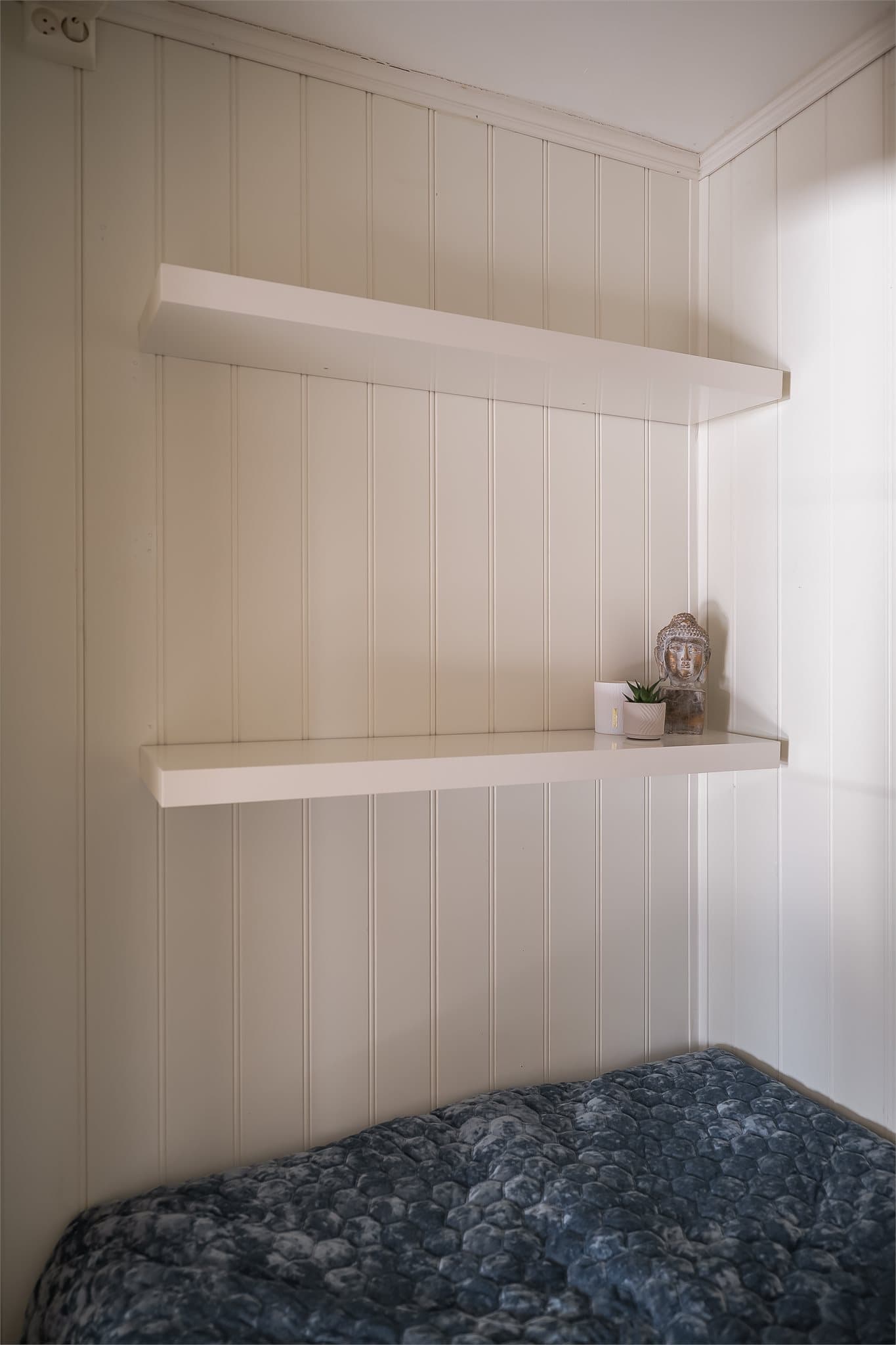 Praktiske hyller gir plass til oppbevaring og dekor.