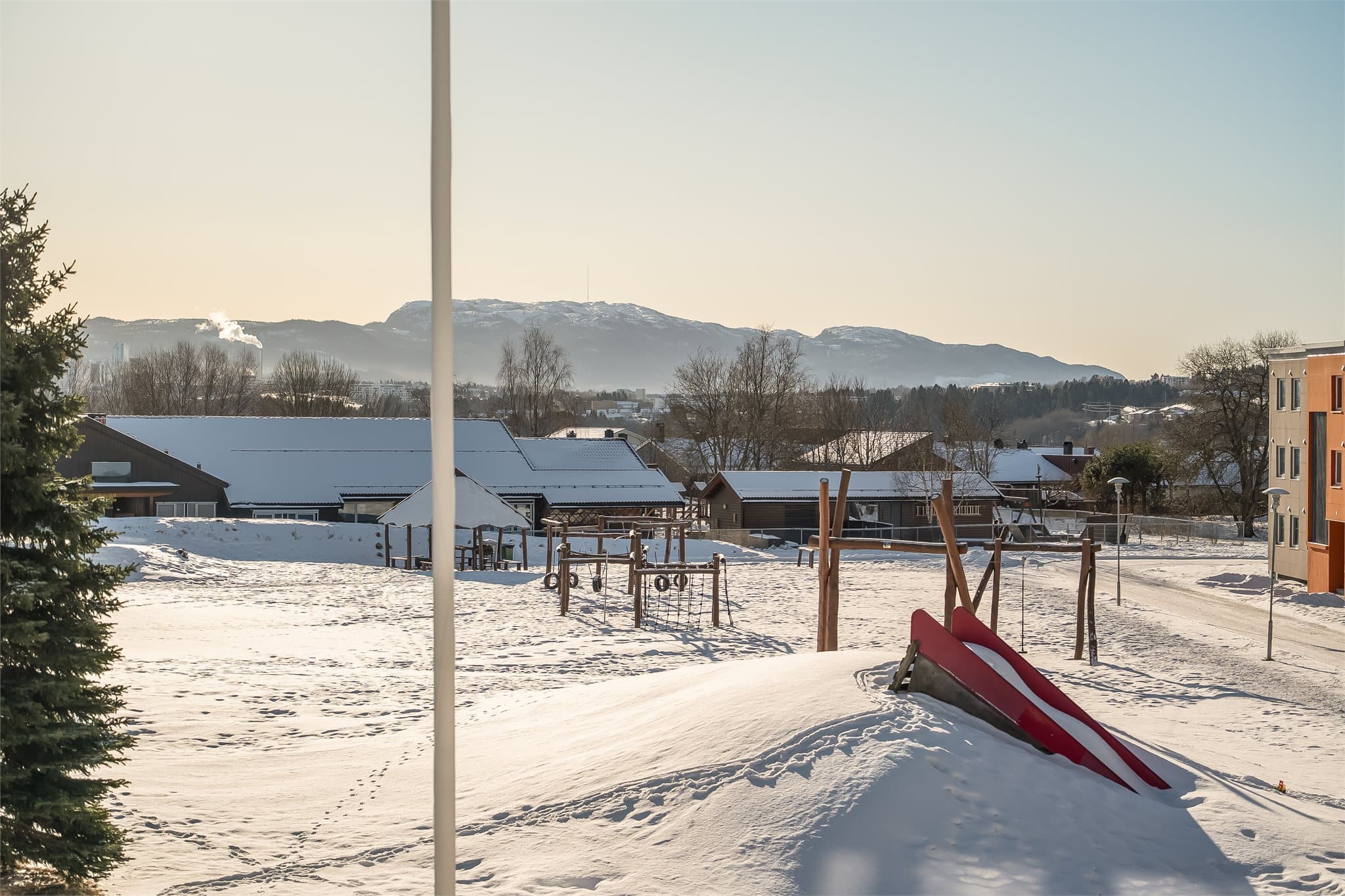 Borettslaget har opparbeidet fine felles uteområder med lekeplass rett utenfor boligen.