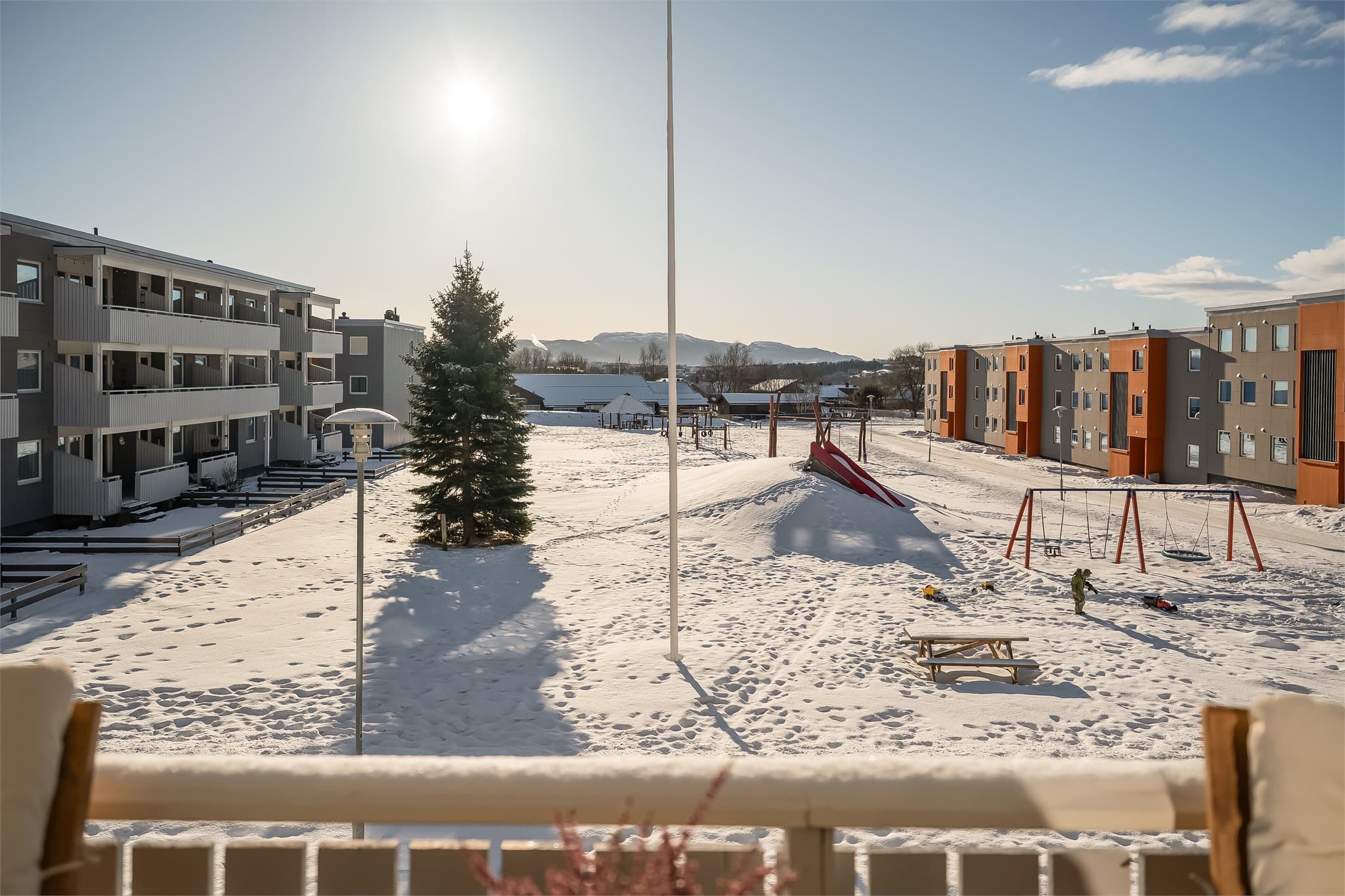 Flott utsikt mot Vassfjellet og umiddelbar nærhet til skog og mark.