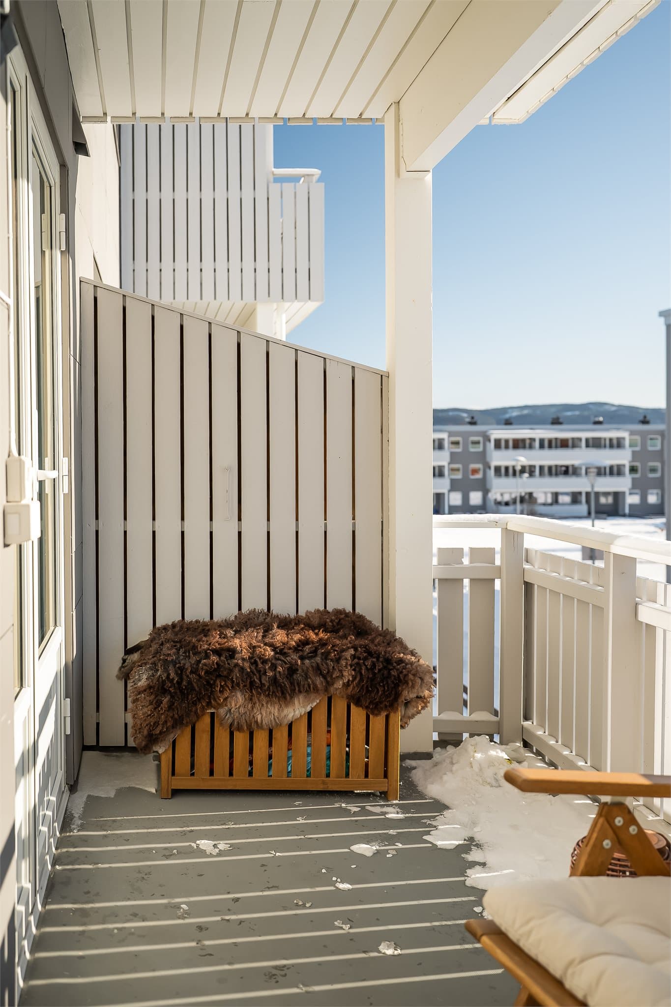 Balkongen fungerer som en naturlig forlengelse av stuen på fine sommerdager.