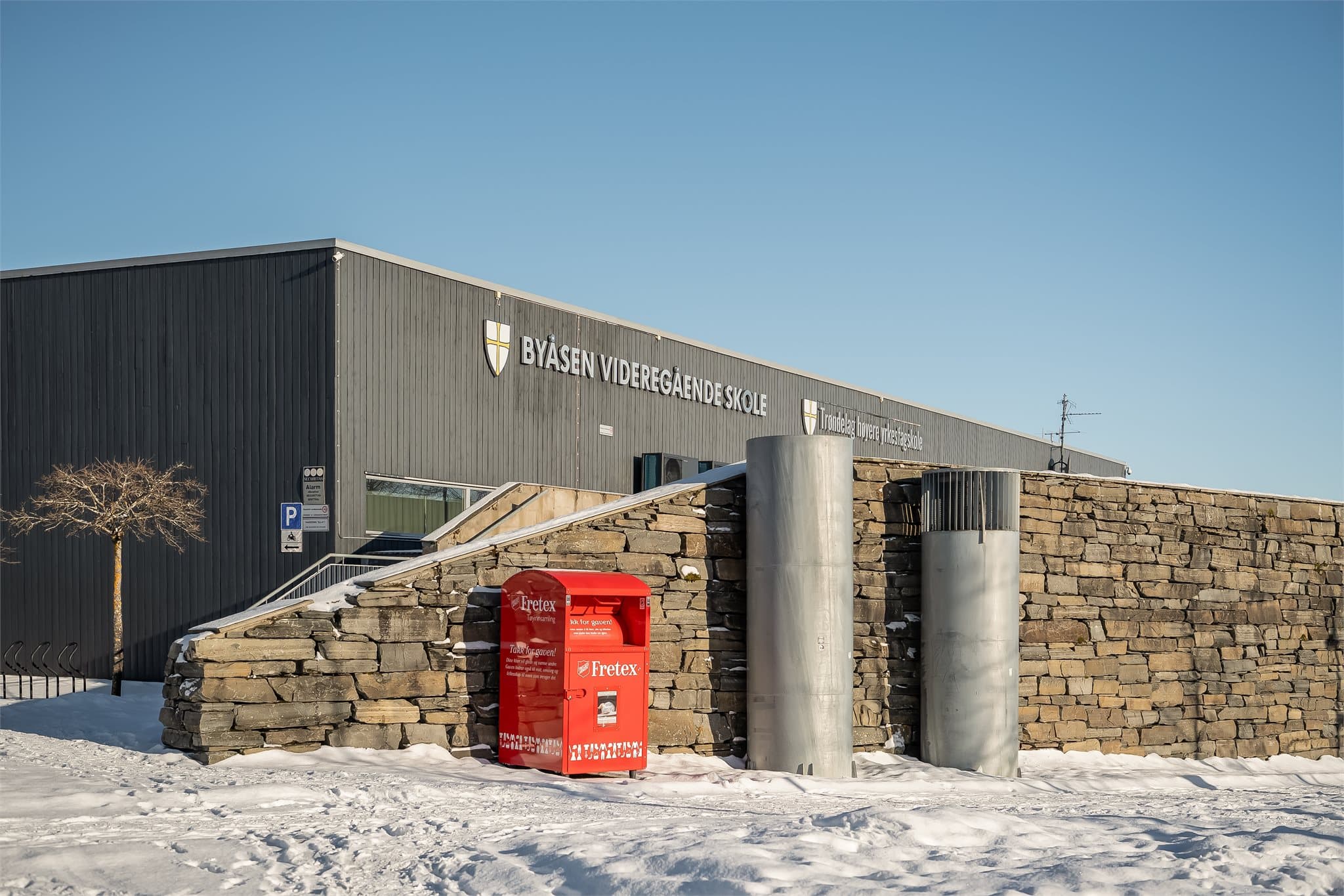 I nærområdet finnes et godt tilbud av barnehager og skoler.