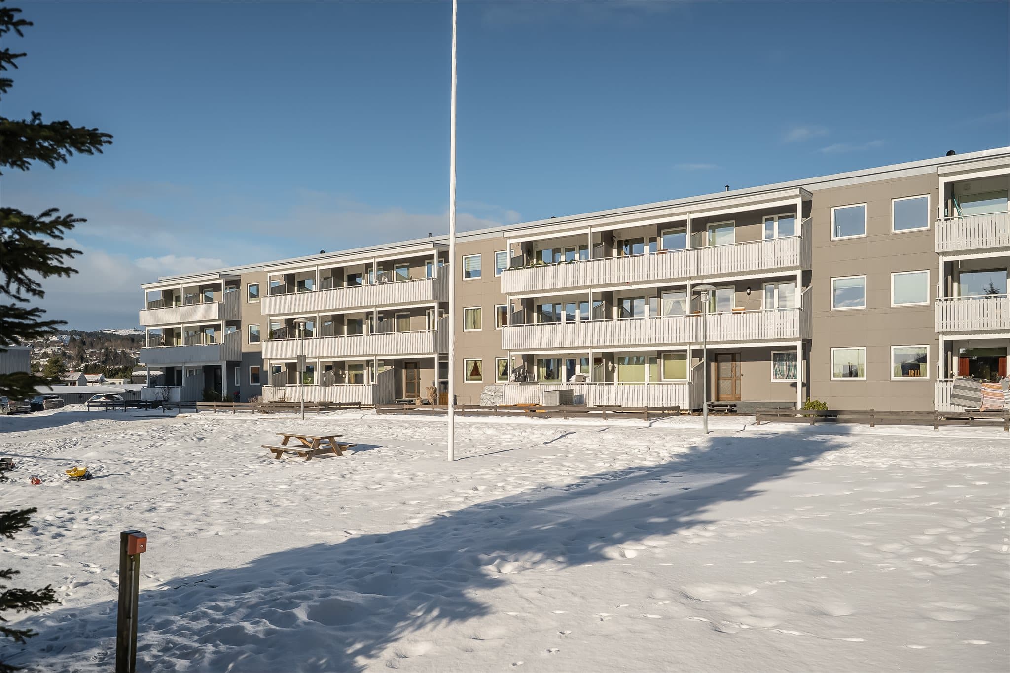 Veletablert borettslag med pent opparbeidede fellesarealer. Velkommen!