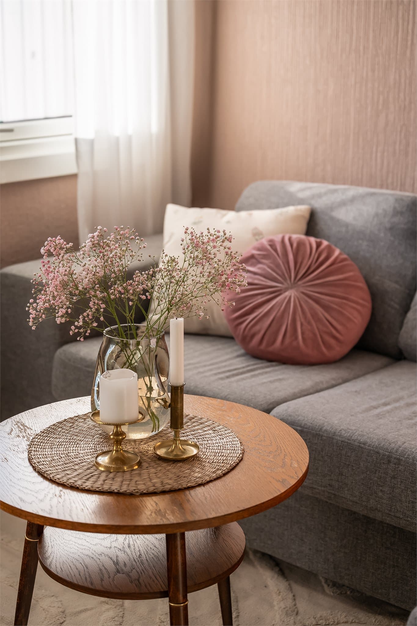 Lun og hyggelig stue med mye naturlig lys fra vinduet.