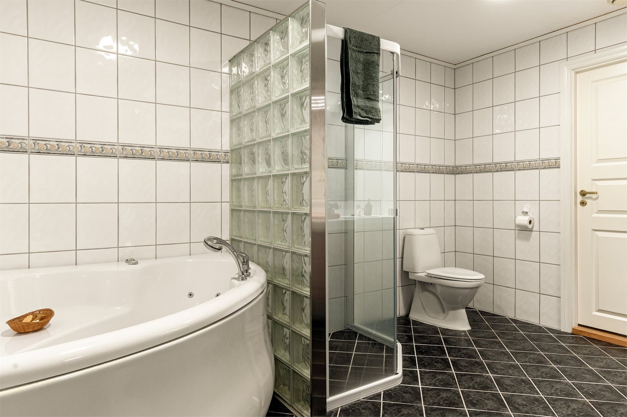 - Badet/vaskerommet måler 18,6m² -