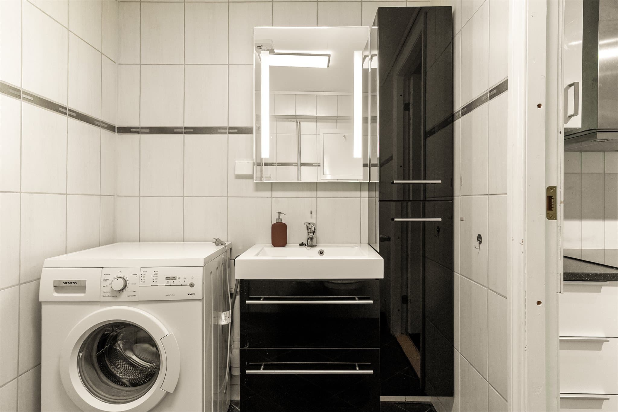- Badet måler 4m² og er innredet med heldekkende servant, dusjdører i glass, innebygget sisterne og opplegg for vaskemaskin -