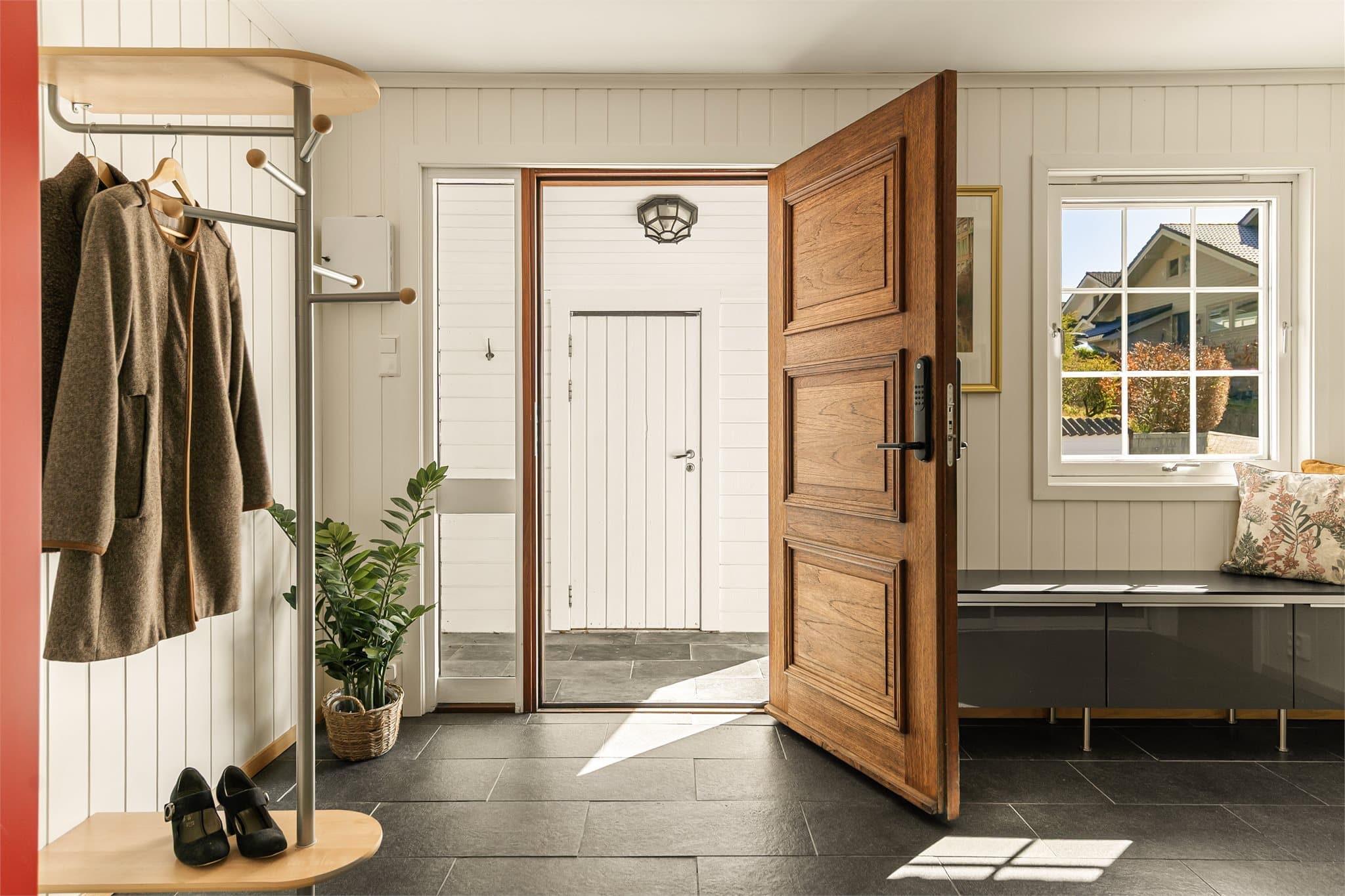 - Entréen er flislagt og måler 11,3m² -