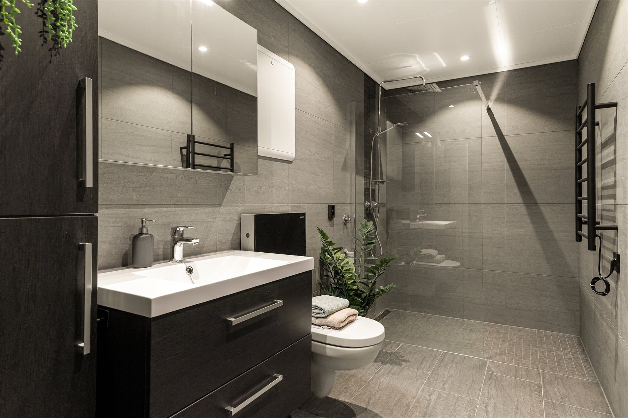 - Dette lekre badet måler 6,1m² og ble totalrenovert i 2020 i regi av fagfolk (Flesland flis) -