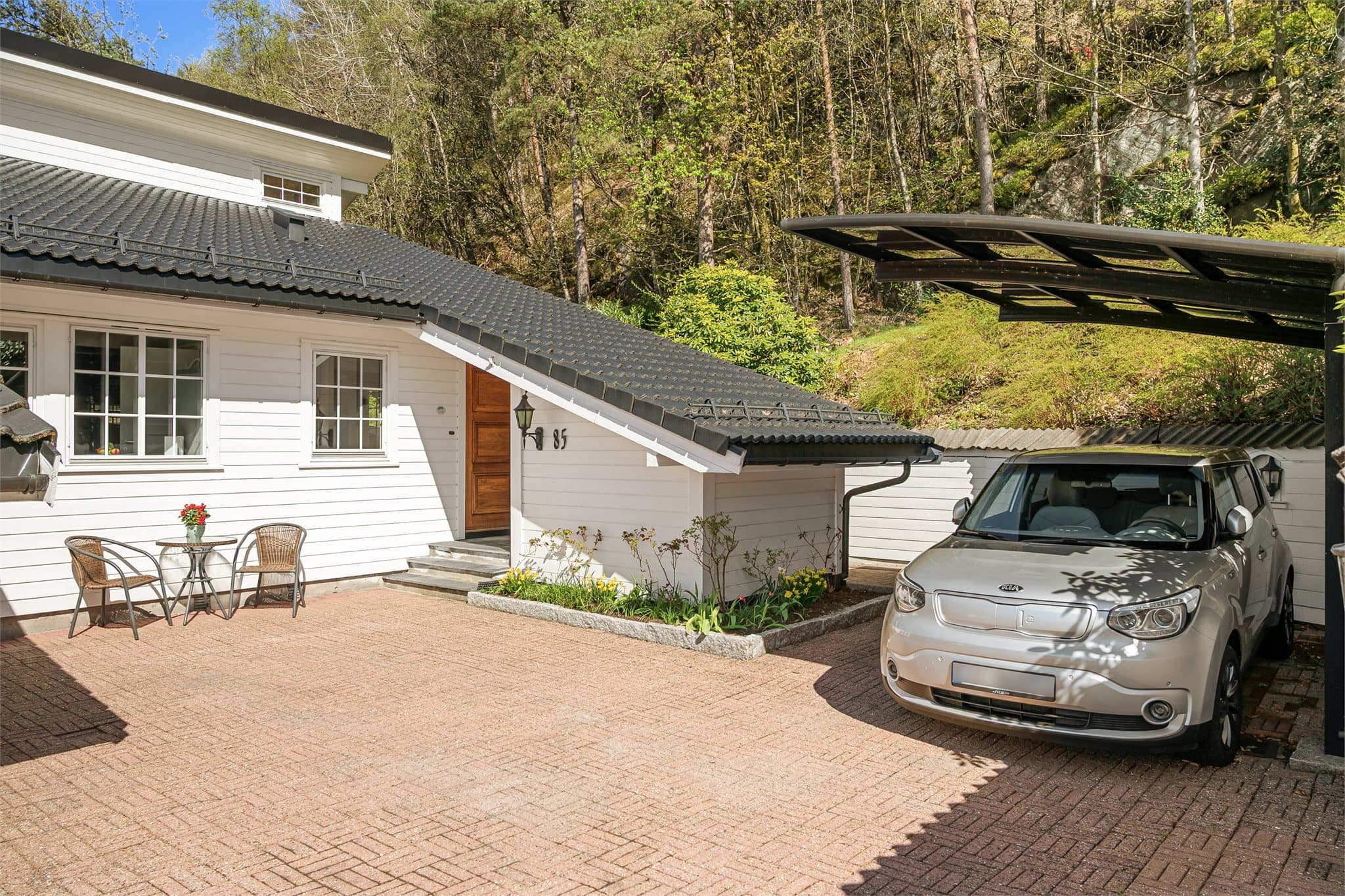 - Pent inngangsparti med romslig innkjørsel og carport. Det følger også med en egen garasjeplass i felles garasje med mulighet for montering av ladeboks -