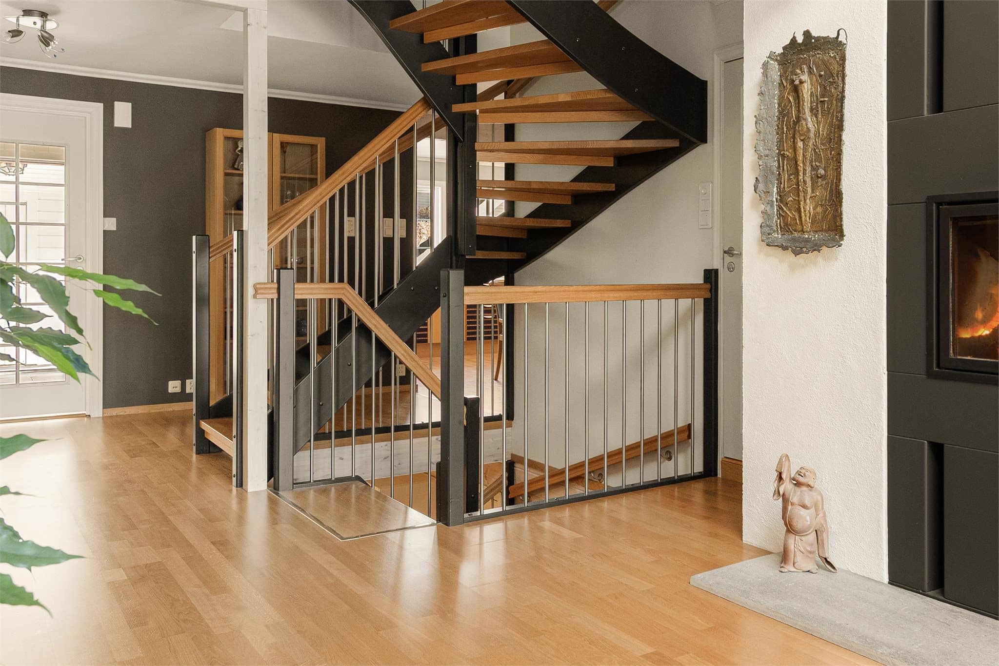 - Trappen fra Hagen trappestudio ble montert i 2008 og strekker seg fra underetasje til loft -