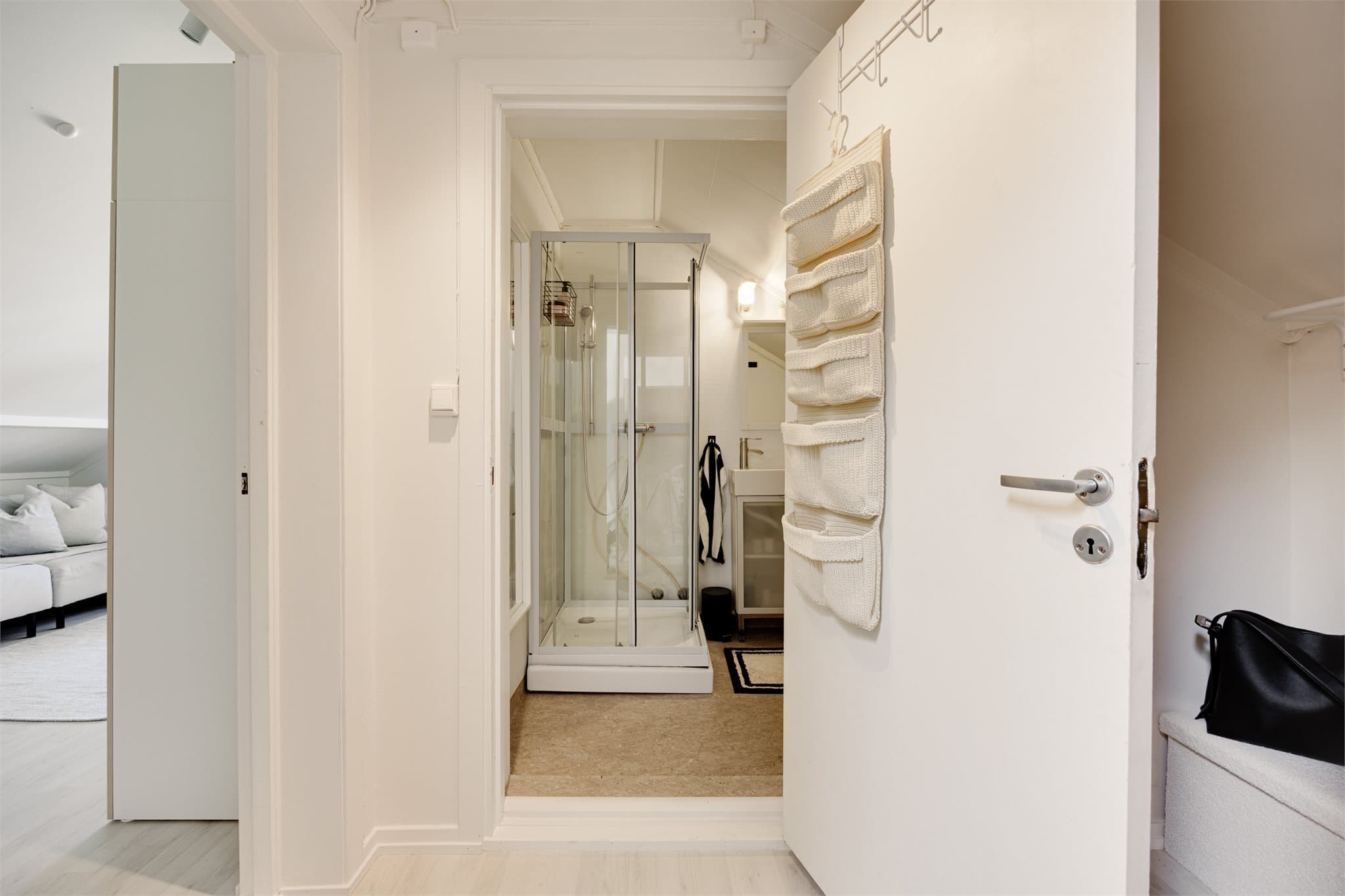 Badet ligger praktisk til ved entréen. Badet har et oppgraderingsbehov og er av eldre dato, men har vært brukt av nåværende eier slik det står i dag.