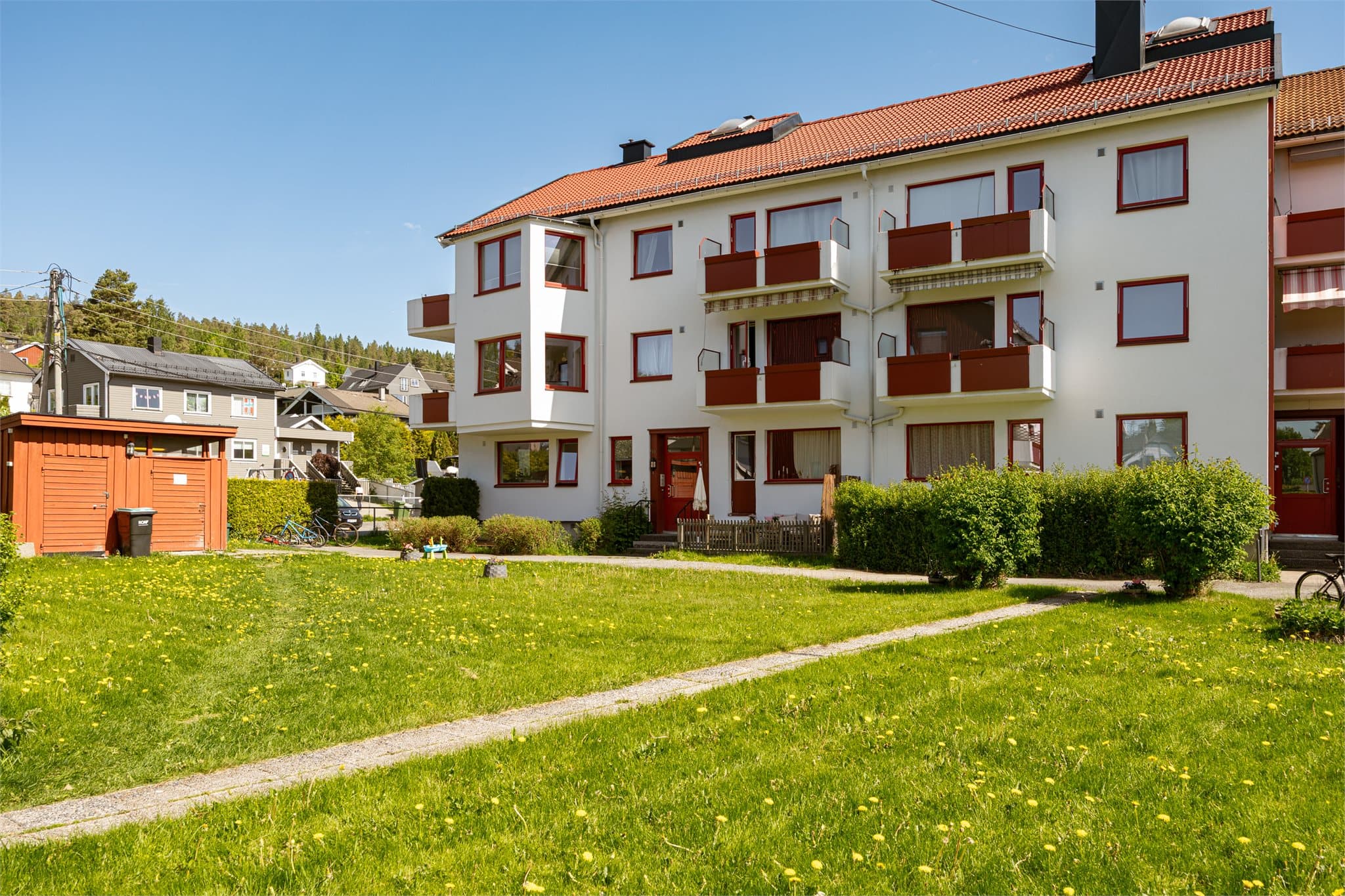 Leiligheten ligger rolig og tilbaketrukket til i populære Haneborglia på Fjellhamar, med kort gangavstand til Fjellhamar stasjon, marka og daglige gjøremål.