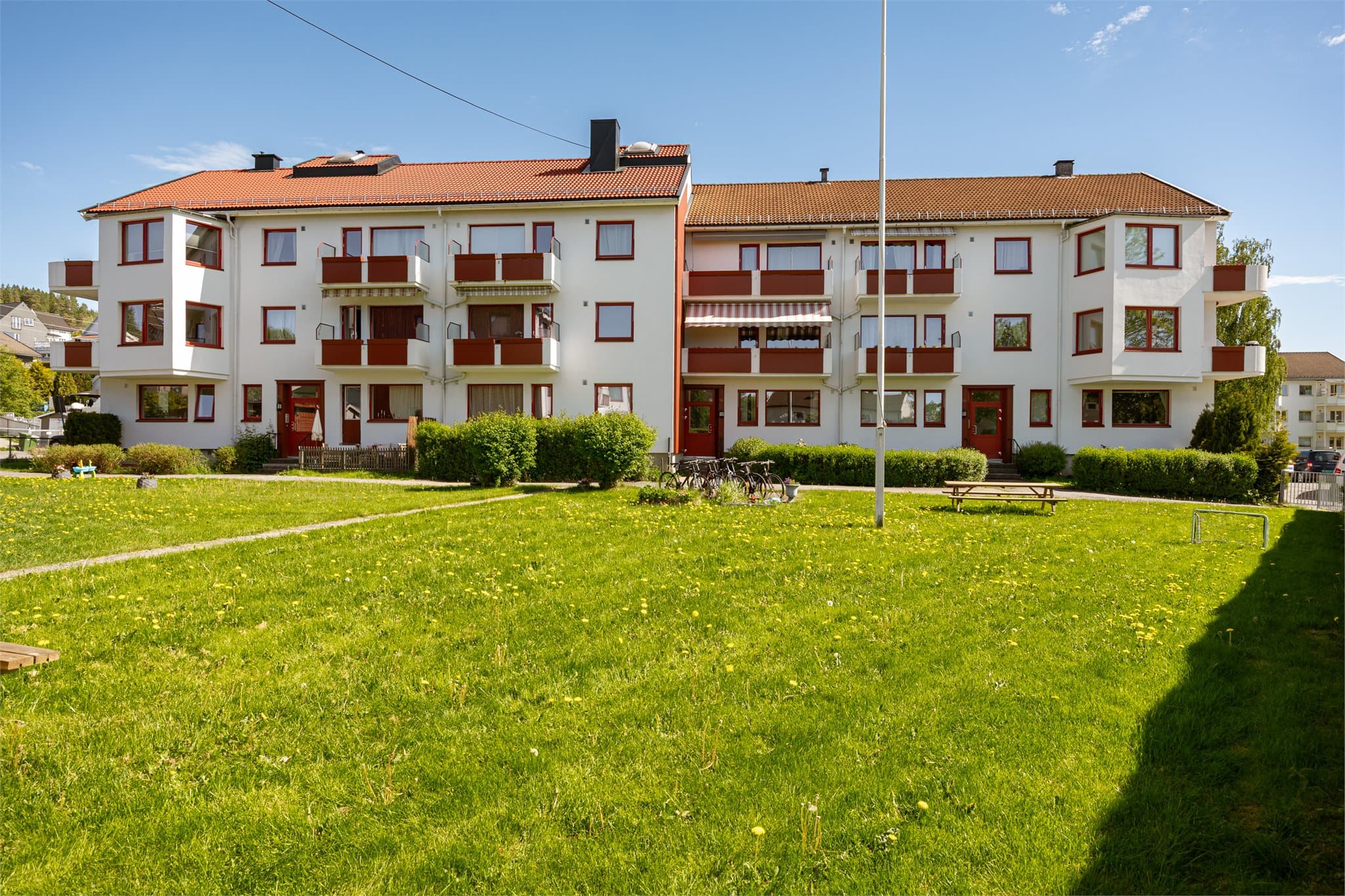 Borettslaget Haneborg II består av velholdte bygninger med grønne fellesområder. Fritiden byr på et mangfold av muligheter. Rett ved boligen starter turstiene som leder inn i marka, et utgangspunkt for gåturer, løping og ski om vinteren.