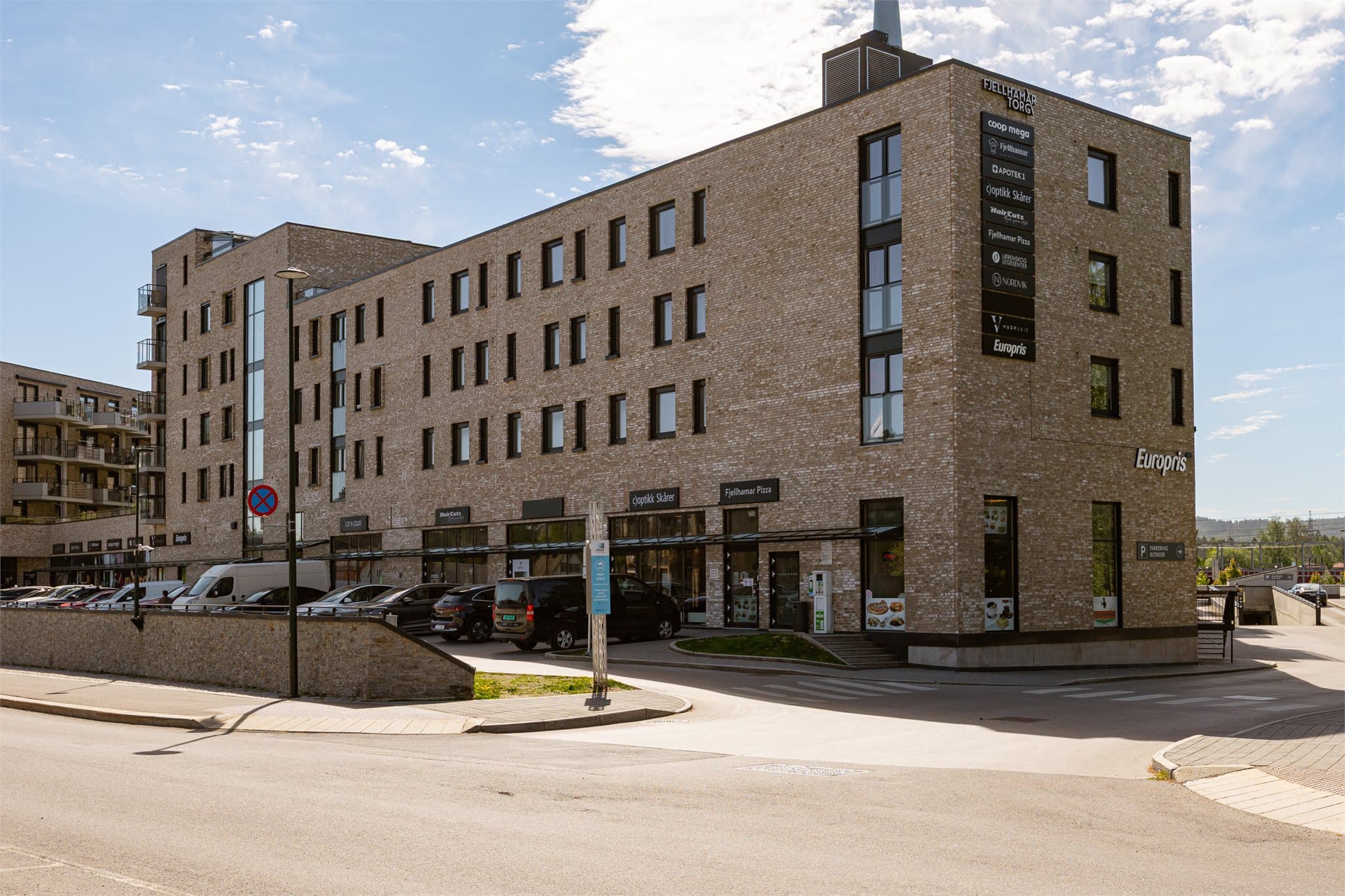 De daglige innkjøpene gjøres enkelt til fots, med blant annet dagligvare, apotek og Fjellhamar Bistro i umiddelbar nærhet.