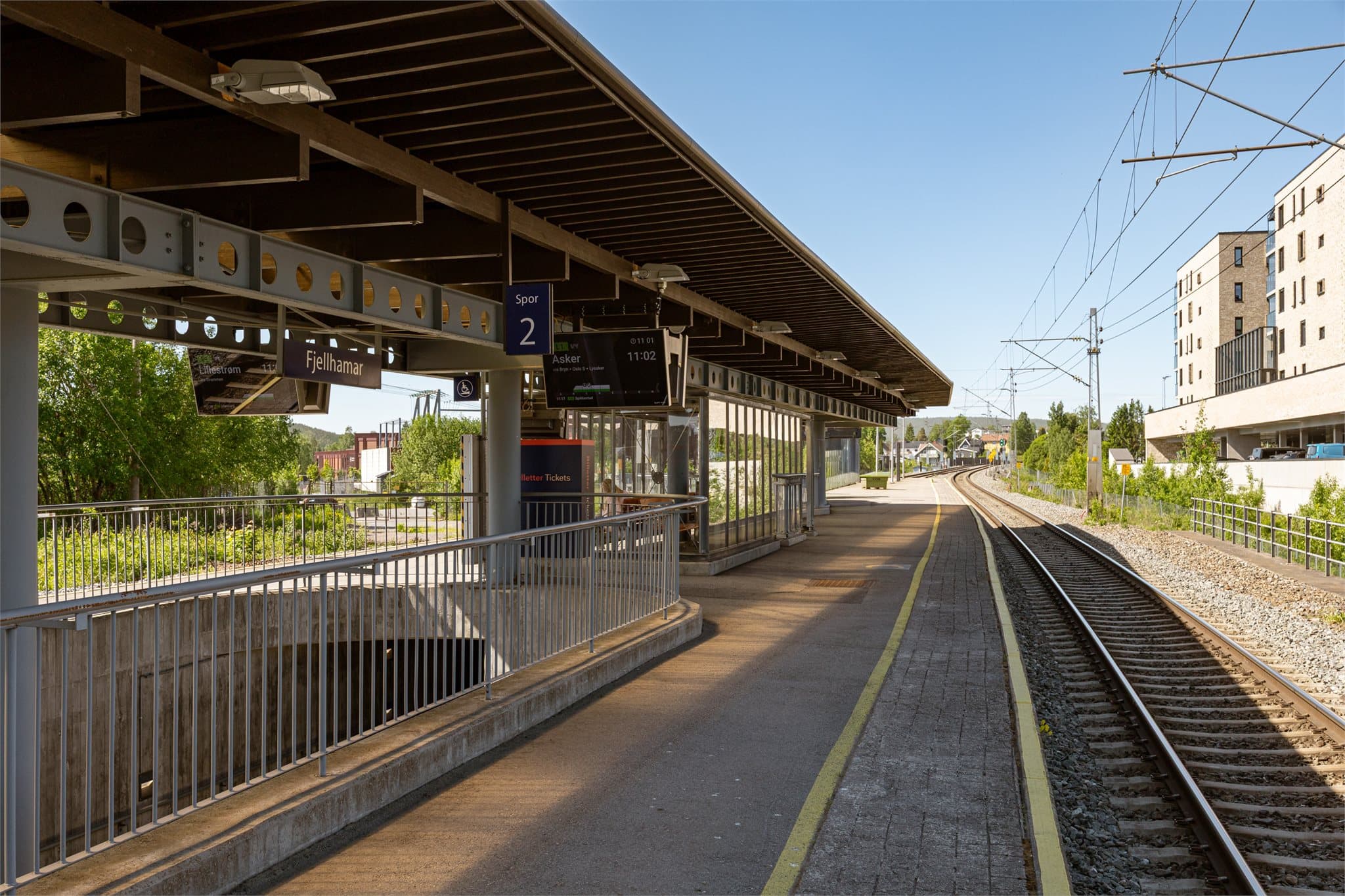 Her bor du med Fjellhamar stasjon kun et par minutters gange unna, hvor toget tar deg effektivt til Oslo S eller Lillestrøm. Denne balansen mellom ro og tilgjengelighet preger hverdagen.
