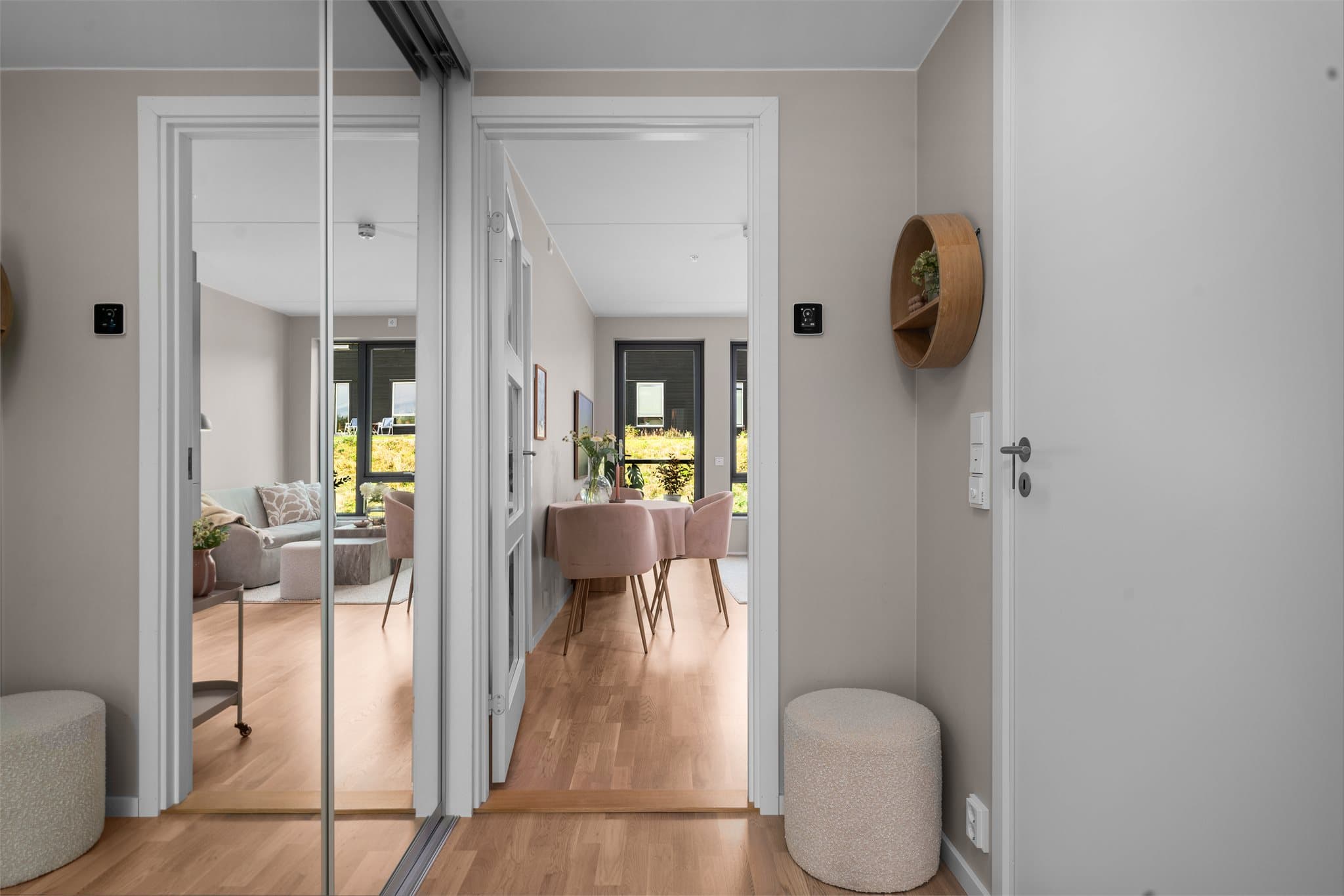 I hall/ entré er det også en praktisk skyvedørsgarderobe med speilfronter.
