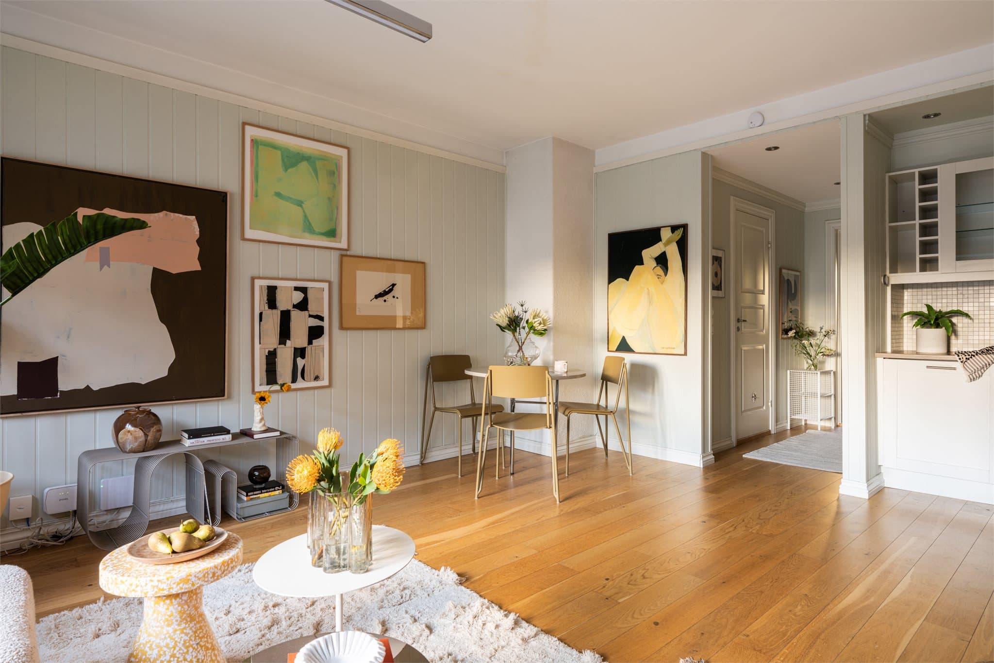 Gulvet har fått en vakker 1-stavs eikeparkett i eik.