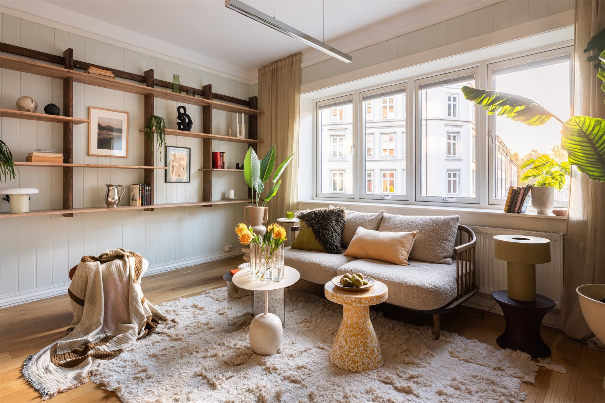 Fantastisk lysinnslipp fra stort vindu som strekker seg over store deler av veggen.