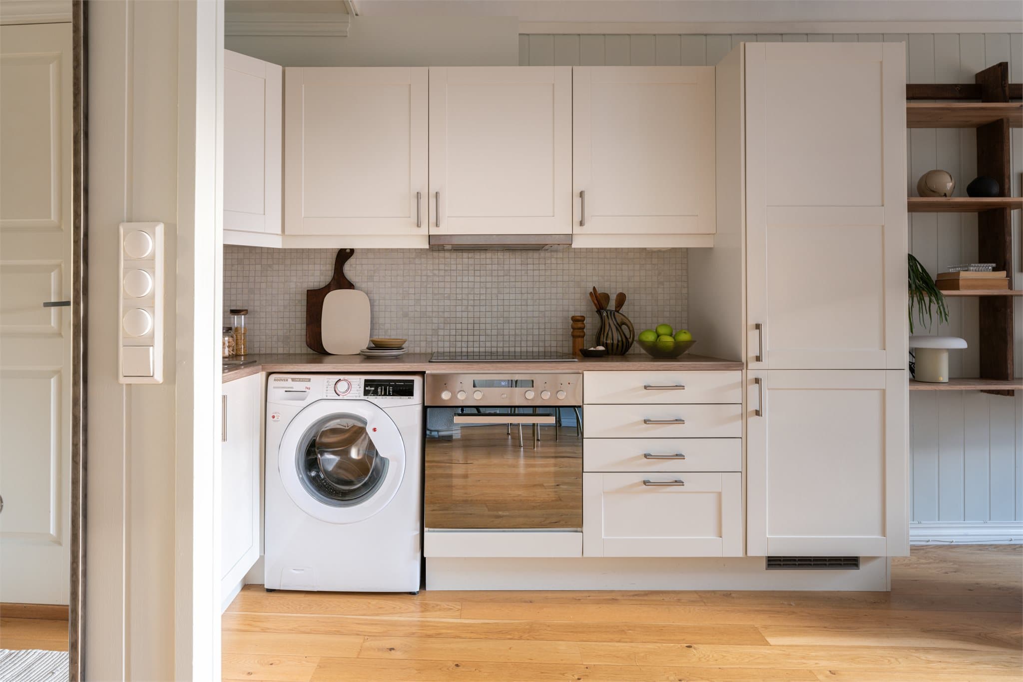 Det er integrerte hvitevarer i tillegg til en nisje for vaskemaskinen.