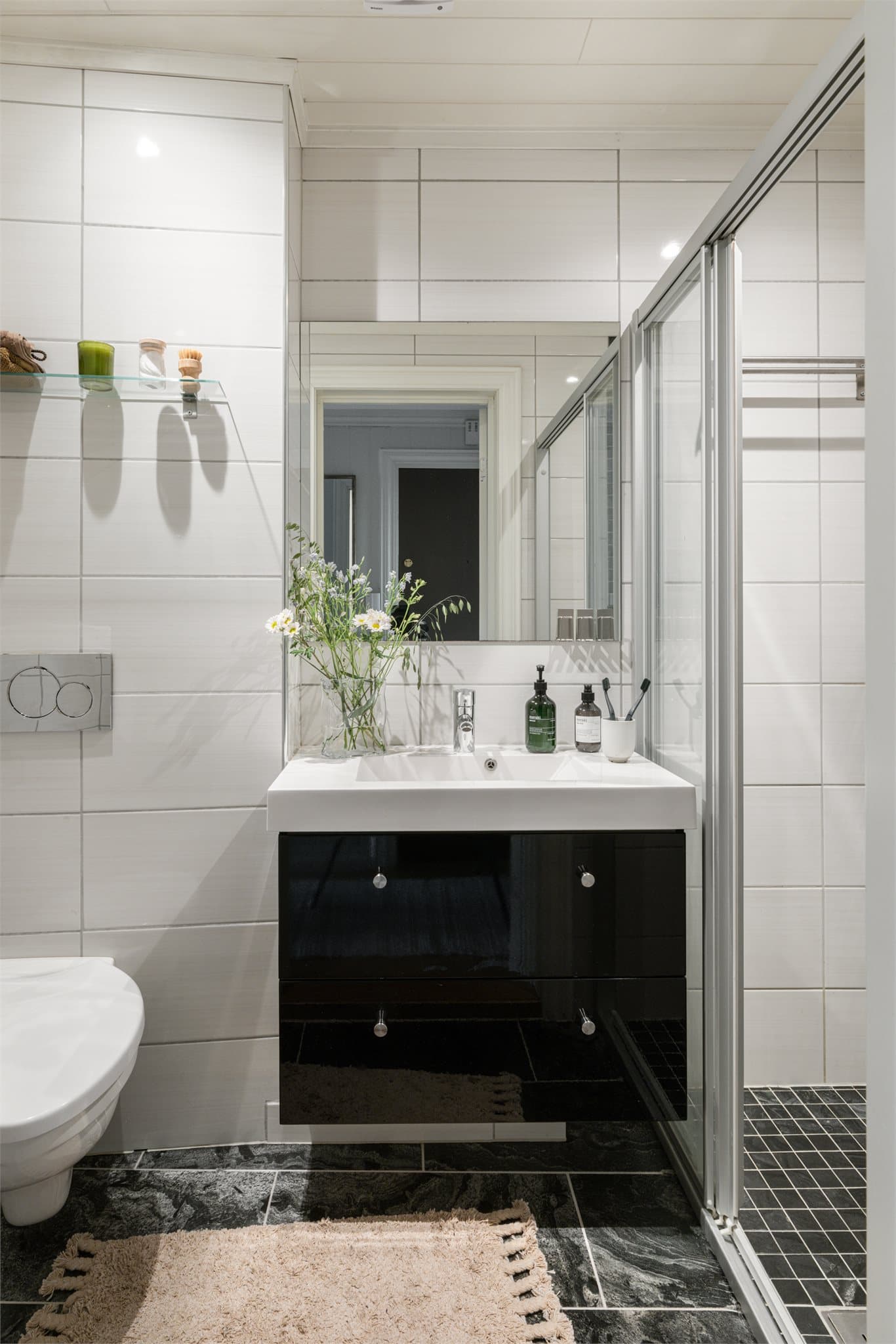 Lekker baderomsinnredning med varme i gulvet og smakfulle fliser.