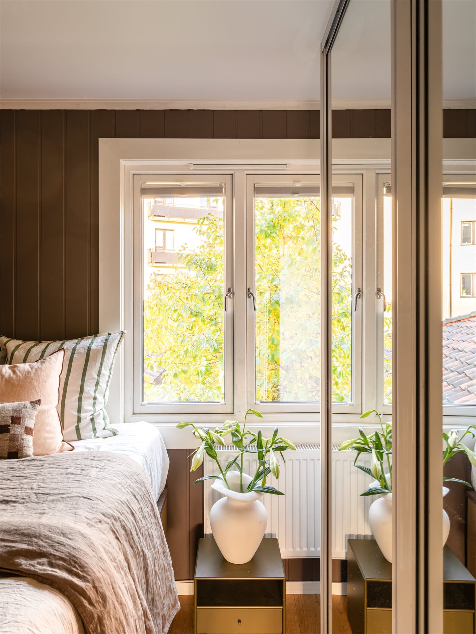 Innbydende og lunt soverom med stor skyvedørsgarderobe.