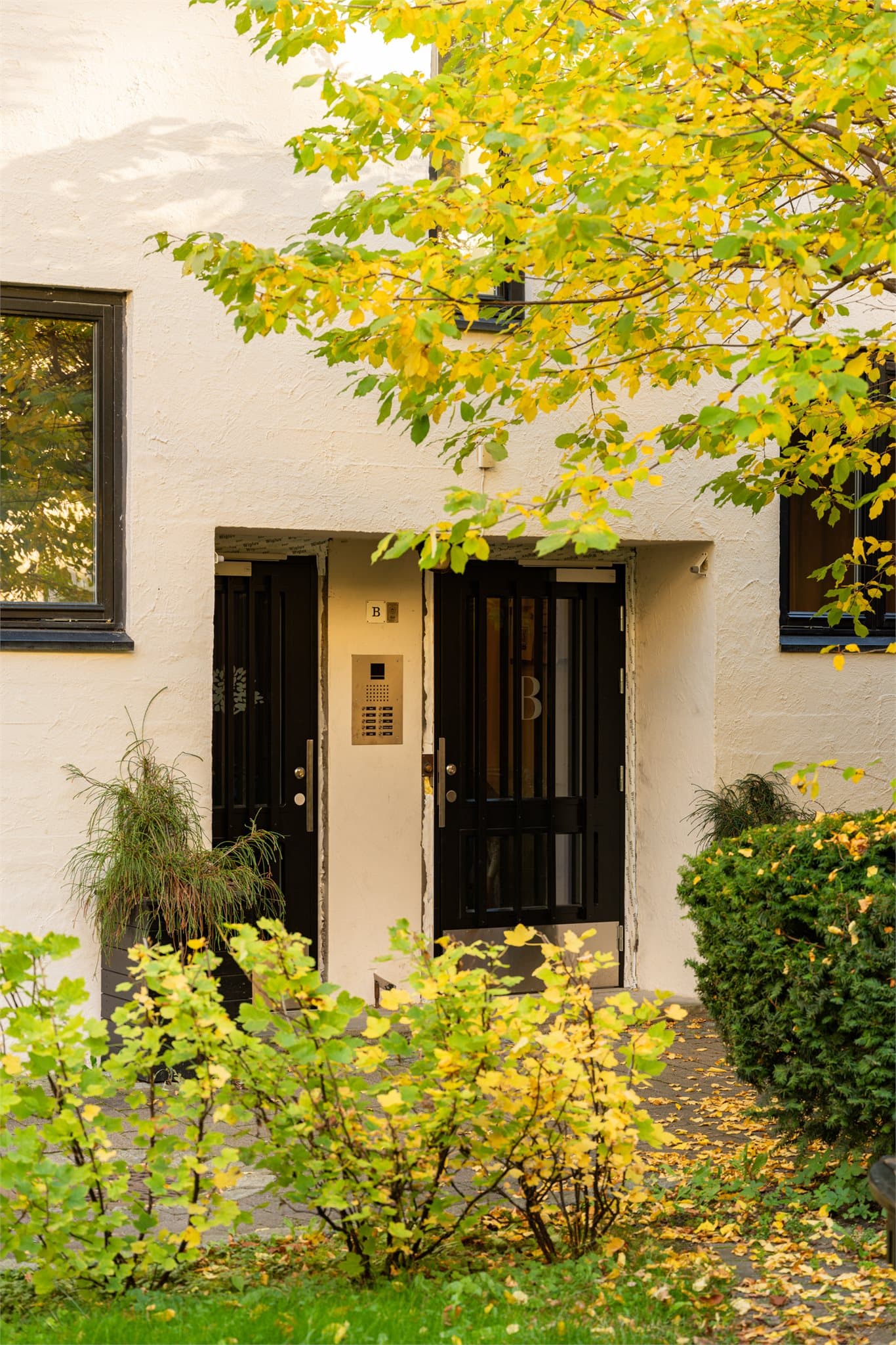 Den rolige bakgården leder deg til oppgang B, hvor ditt nye hjem venter på deg.